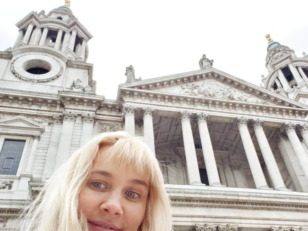 NERVOさんのインスタグラム写真 - (NERVOInstagram)「Went to get a Chinese Visa for my daughter and ended up a tourist. Off to studio now 🇬🇧🇬🇧📸📸⛪⛪🎶🎶 #london #stpauls  #stopandsmelltheroses #workingmum #inmybackyard」6月14日 21時13分 - nervomusic