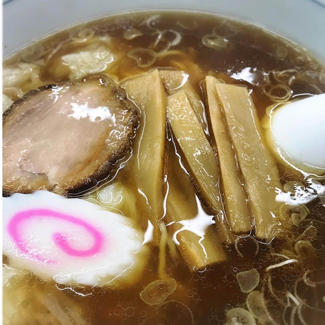 睦のインスタグラム：「久しぶりの 勝やさんの半々。  美味しかったぁ。  #勝や  #中華麺  #ワンタン麺  #半々  #ラーメン  #麺類  #ramen  #ナルト  #なると  #naruto  #夕飯  #晩御飯  #昔  #住んでた  #近所  #梅ヶ丘  #umegaoka  #チャーシュー麺  #チャーシュー  #焼き豚  #noodles  #noodle  #メンマ  #めんま  #katsuya  #ワンタン  #思い出の味  #レンゲ  #井上睦都実 #睦」