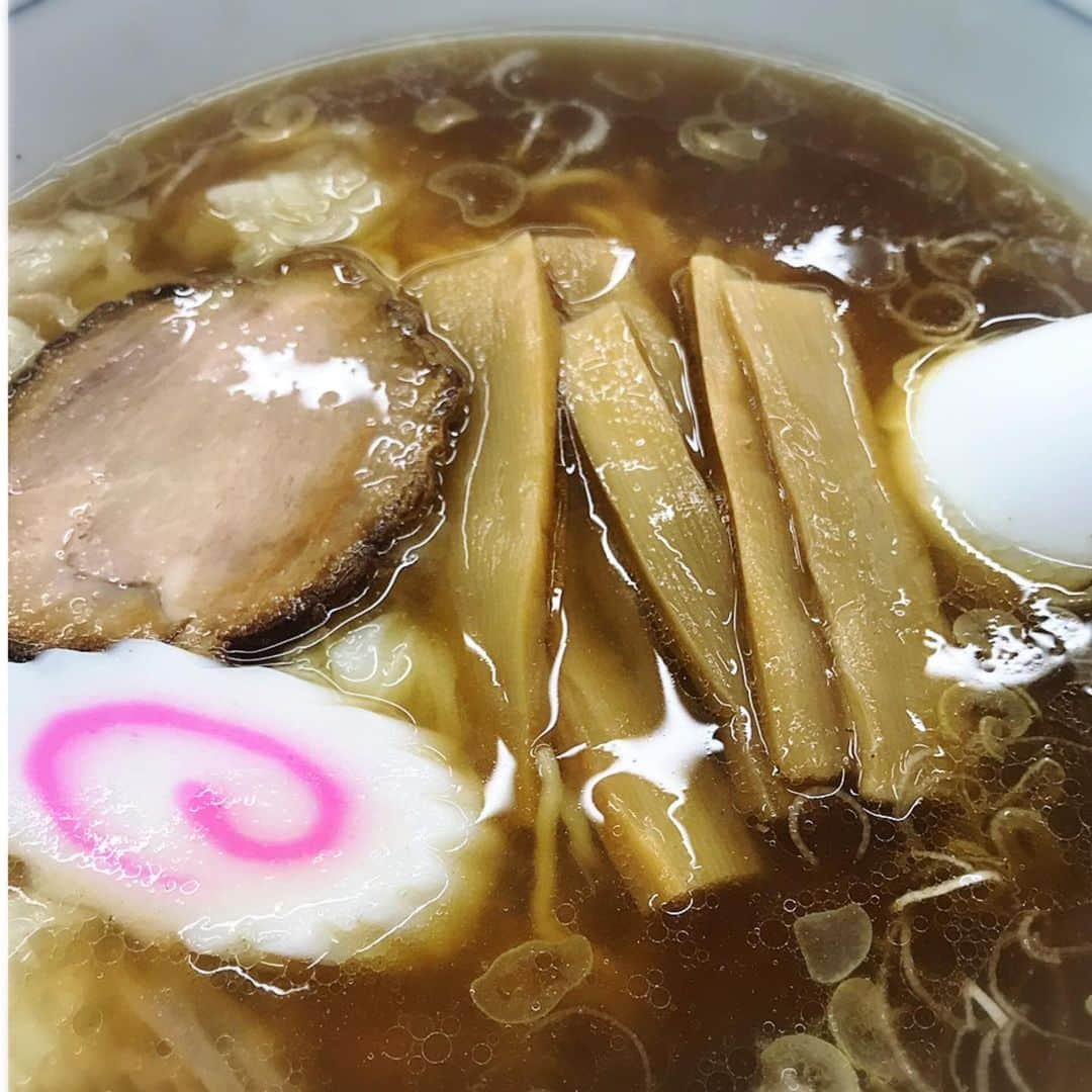 睦さんのインスタグラム写真 - (睦Instagram)「久しぶりの 勝やさんの半々。  美味しかったぁ。  #勝や  #中華麺  #ワンタン麺  #半々  #ラーメン  #麺類  #ramen  #ナルト  #なると  #naruto  #夕飯  #晩御飯  #昔  #住んでた  #近所  #梅ヶ丘  #umegaoka  #チャーシュー麺  #チャーシュー  #焼き豚  #noodles  #noodle  #メンマ  #めんま  #katsuya  #ワンタン  #思い出の味  #レンゲ  #井上睦都実 #睦」6月14日 21時14分 - mutsumi1220