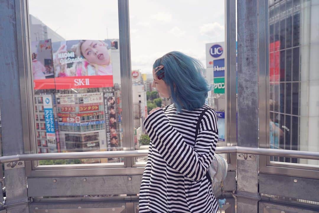 mimeiのインスタグラム：「広告から目が離れない👀 📸 @duncanthegreat」