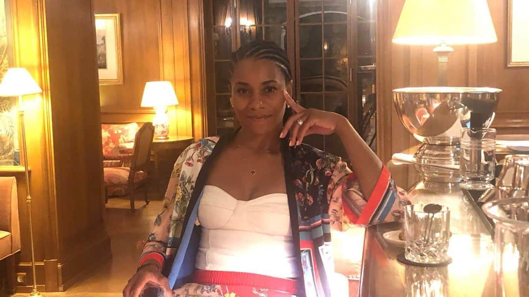 Kelly McCrearyさんのインスタグラム写真 - (Kelly McCrearyInstagram)「Day ➡️ Night #Lobbybar • • • • @chateaustmartin #chateaustmartin @howelltalentrelations #travelpartner 📷: @petechatmon 💇🏽‍♀️: @marjthestylist」6月14日 21時16分 - seekellymccreary