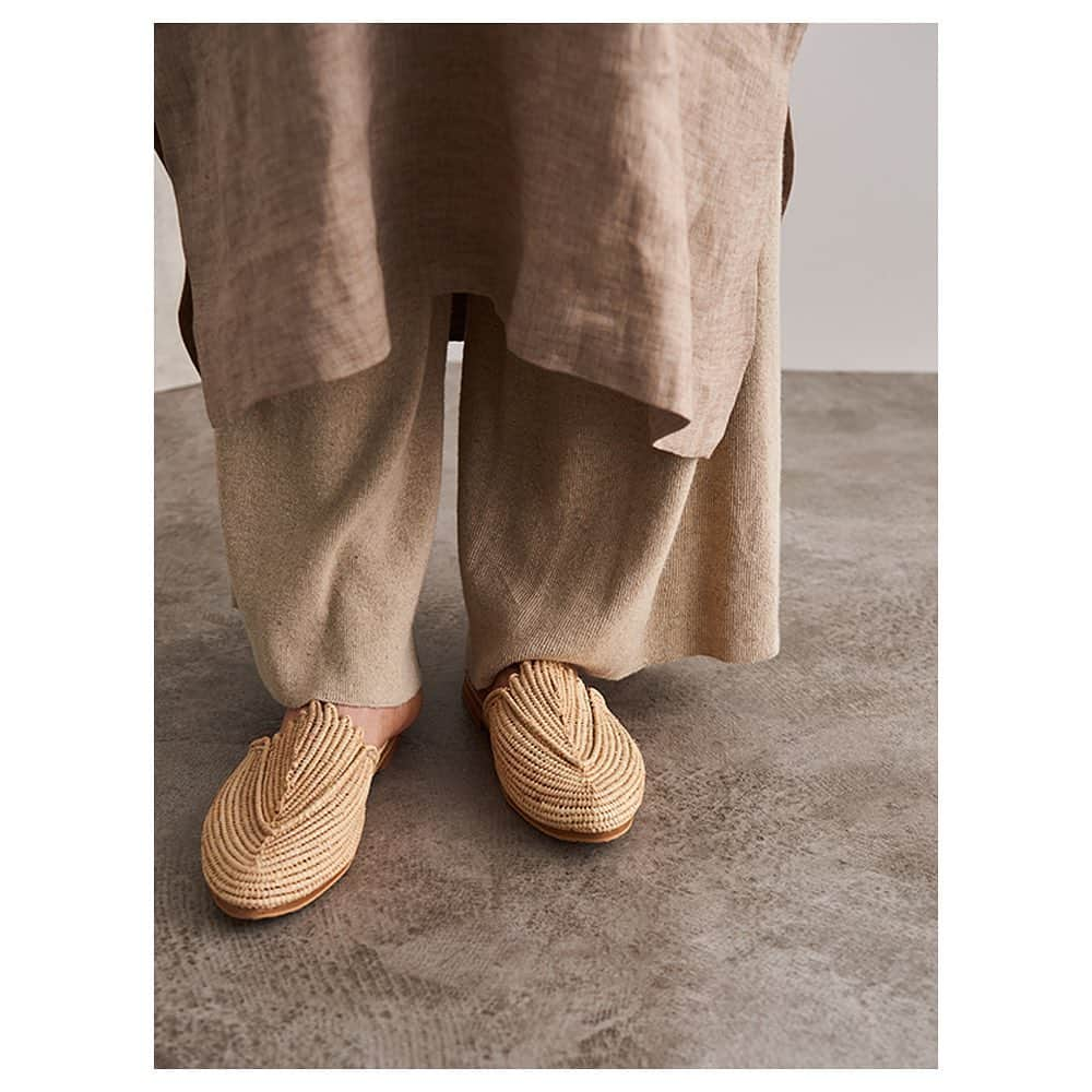 ETRÉ TOKYOさんのインスタグラム写真 - (ETRÉ TOKYOInstagram)「・ 【 New Arrival 】 Capsule raffia shoe Origen Beige ¥22,000+tax  オンラインストアと 各店舗 @etretokyo_store にて発売スタート. プロフィールTOPのURLよりご覧ください.  Capsule<カプセル> モロッコの熟練職人によるハンドメイドシューズ。 履きやすさを追求しているブランドです。  #etretokyo #etre #mydaysmyetre #etretokyostore  #shoes #sandal #エトレトウキョウ #エトレ #新作発売 #サンダル #リネンサンダル #カプセル」6月14日 21時28分 - etretokyo