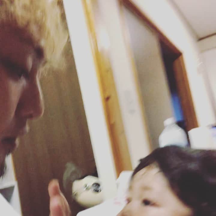 のインスタグラム：「【308日目】 6月6日(木) 久しぶりに会った気がする。 せんべい全然くれない。 てか、俺、家でこんな声小さいのか…。 #ぺーぺー親父のくそ日記 #生後308日目 #生後10ヶ月 #赤ちゃん #女の子 #親父 #娘 #奥さん #松野家 #夫婦 #親子 #家族写真 #松野浩介 #森岡朋奈 #theだいじょぶズ #初恋タロー」