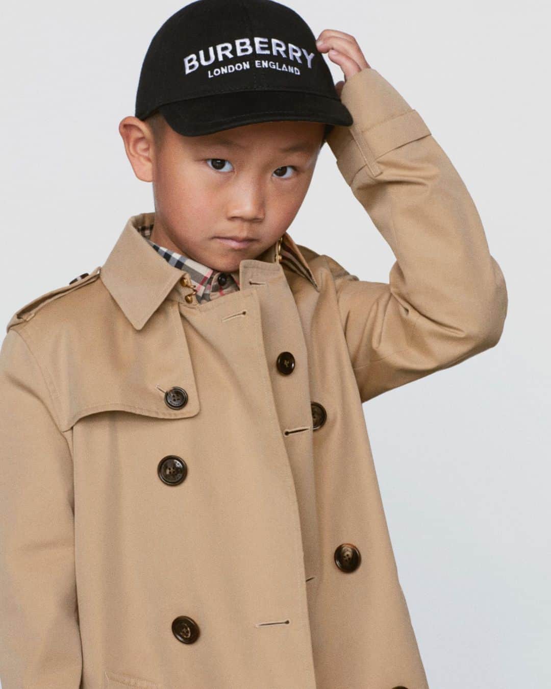 Burberryさんのインスタグラム写真 - (BurberryInstagram)「The Burberry baseball cap . Boldly stamped with our new logo and worn with a gabardine trench coat for a modern update on the classic . #BurberryPreAW19」6月14日 21時20分 - burberry