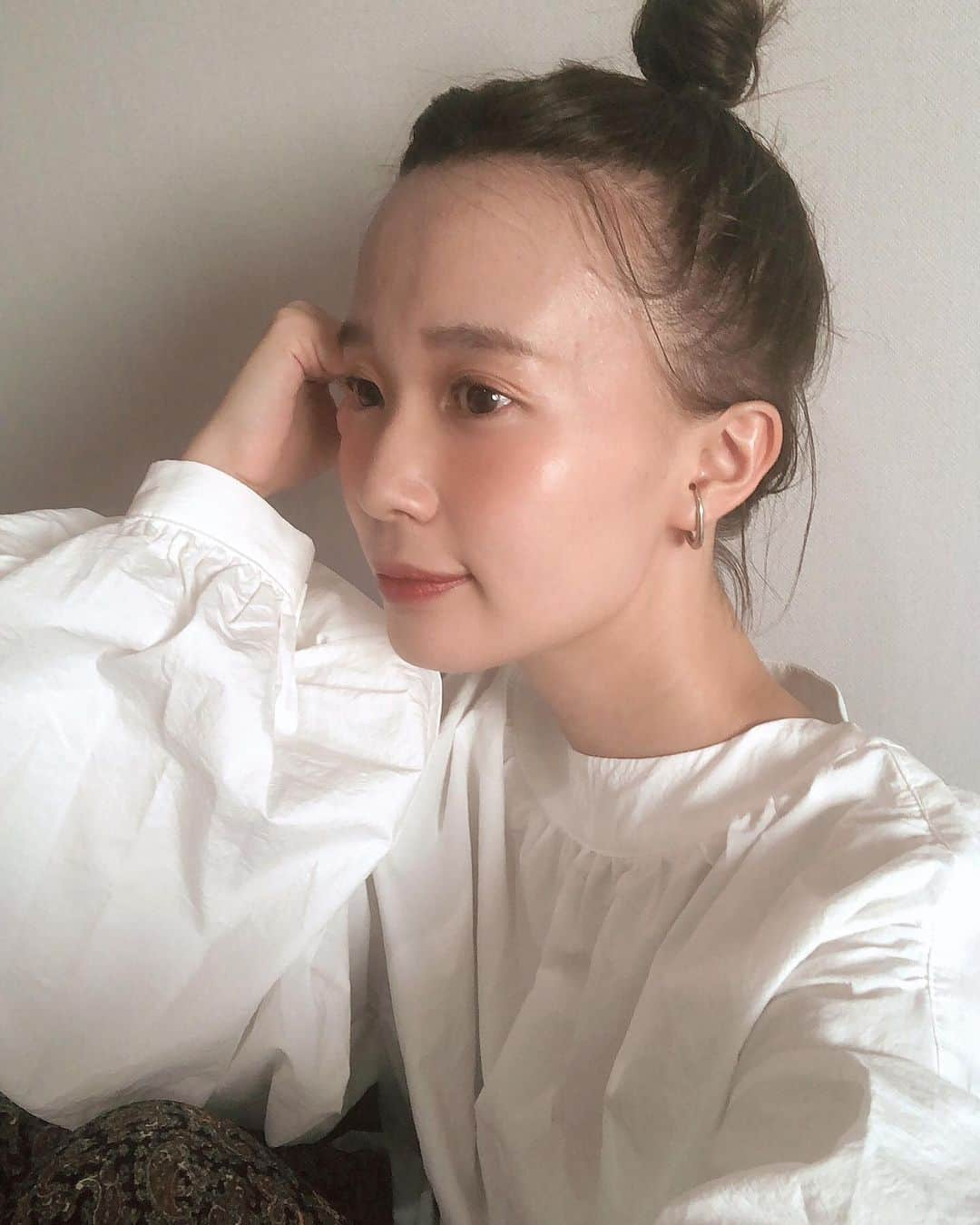 柴田紗希さんのインスタグラム写真 - (柴田紗希Instagram)「#しばメイク #チーク 大好きな @celvoke.jp インフィニトリーカラー 02 を使ってチークの塗り方動画を撮ってみたよ。 チークは最近練り系のアイテムが好み、ツヤ感同時に出してくれるし、 特にこのインフィニティトリーカラーにはラメが入ってるから 凹凸感を出してくれる気がするんだ☺️ #メイク動画」6月14日 21時22分 - shibasaaki