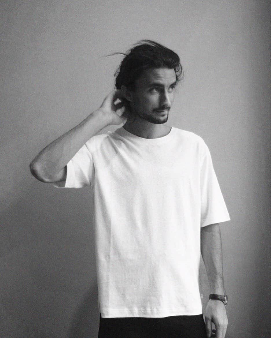 レステロッズのインスタグラム：「Mid Sleeve Tee in cotton/linen.  Loose fit with a small Resteröds flag label in the side. #Heritagebrand #Resteröds #mensstyle #Originalneverdies」