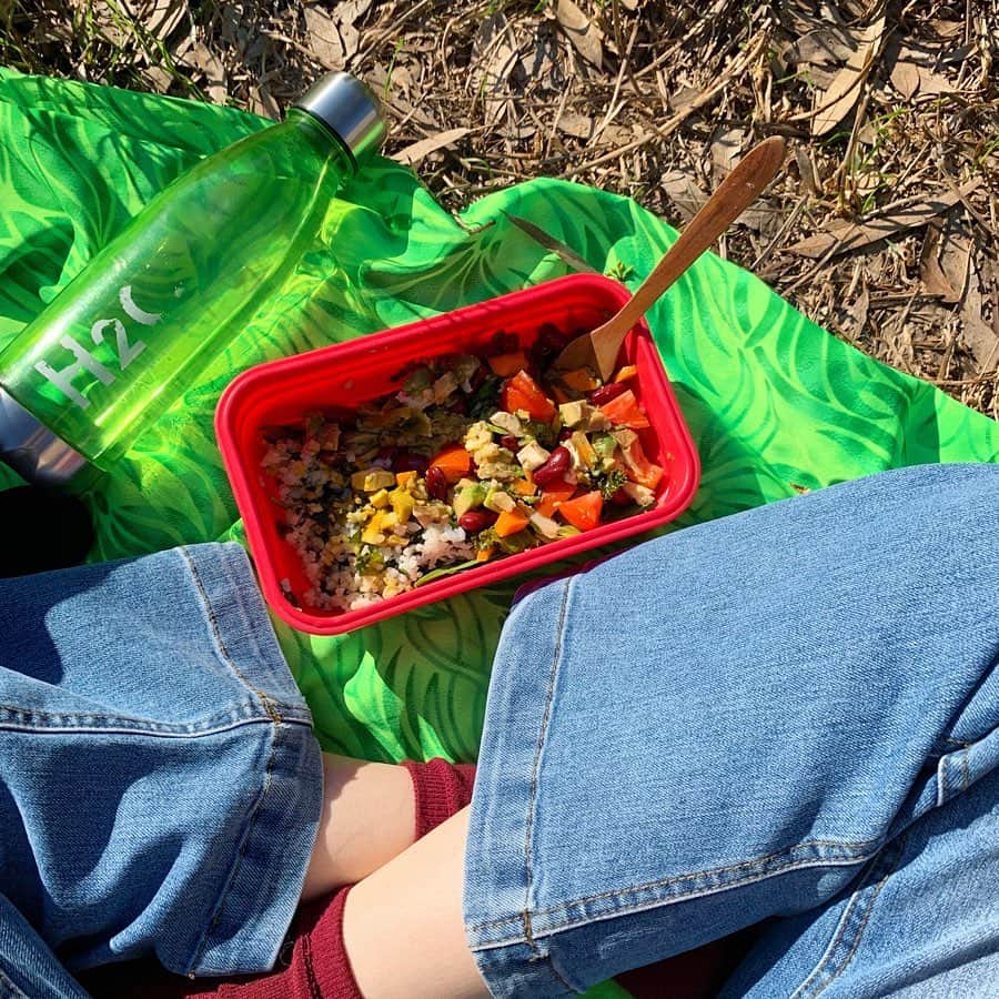LINA（吉村リナ）さんのインスタグラム写真 - (LINA（吉村リナ）Instagram)「Enjoying meals under the sun surrounded by the nature is a real pressure 🧘‍♀️🙌🌻☀️ 太陽のあたたかい光の下、 自然に囲まれてご飯を食べれること。心にとっても体にとっても本当に“栄養”になる🧘‍♀️🌏🕊💗 ・ PS. お弁当の中身は、お米とわかめのミックス・キドニー豆・お豆腐・アボカド・ロースト茄子とタヒニバターのフムス・トマト・人参・ベビーリーフ・オリーブオイル・レモン汁🍋」6月14日 21時26分 - lina3336