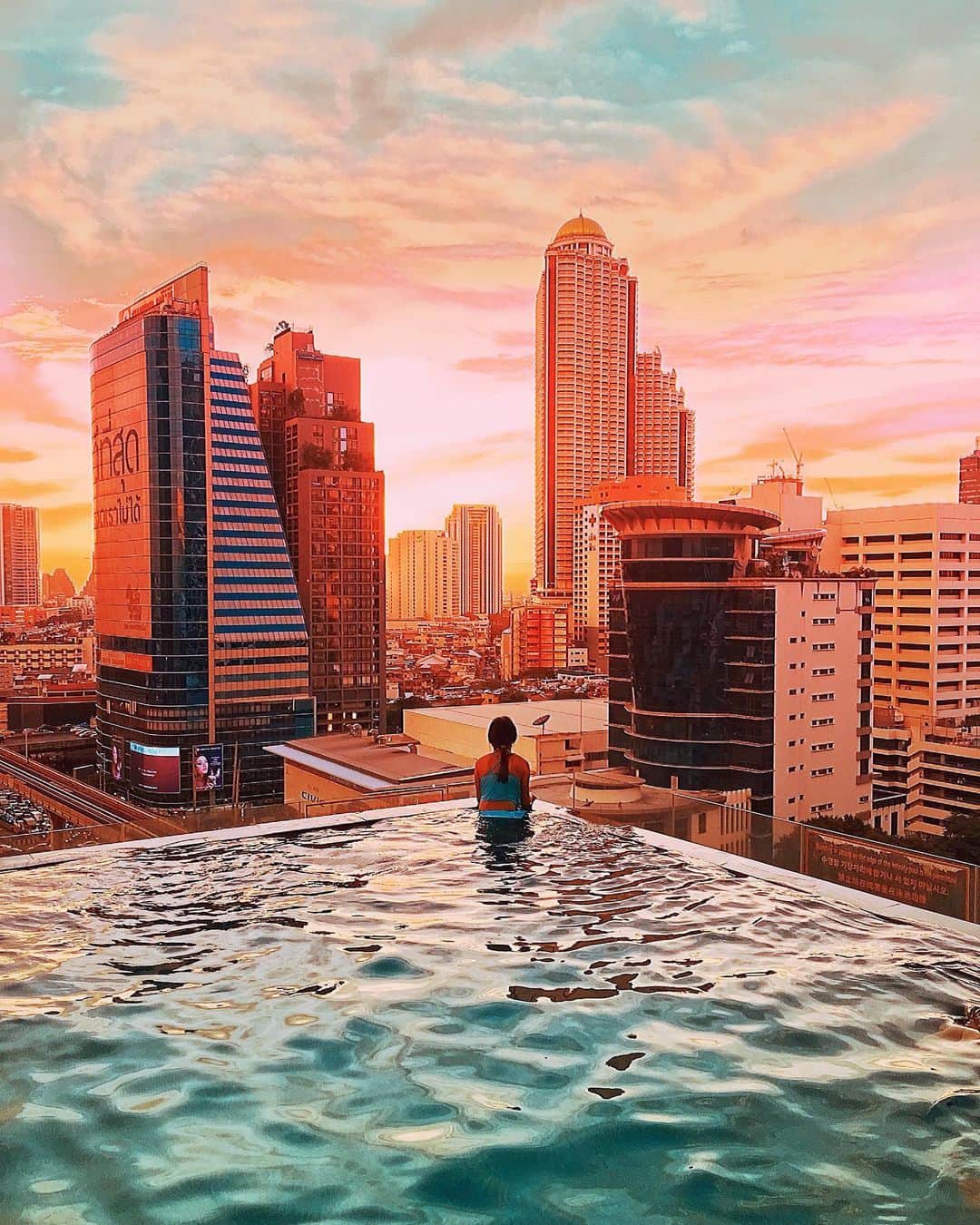 wacameraのインスタグラム：「#THAILAND memory 2年前の思い出だけどもう私はタイに行けない。なぜならiQOS持ち込み禁止(電子タバコ所持だけで高額罰金)だから。しかも街でタクシーに乗ってても日本人を狙って警察官の抜き打ちチェックがあるらしく、台湾、シンガポールも同様らしいです。行かれる方、気をつけてね( ●´◡`● )」