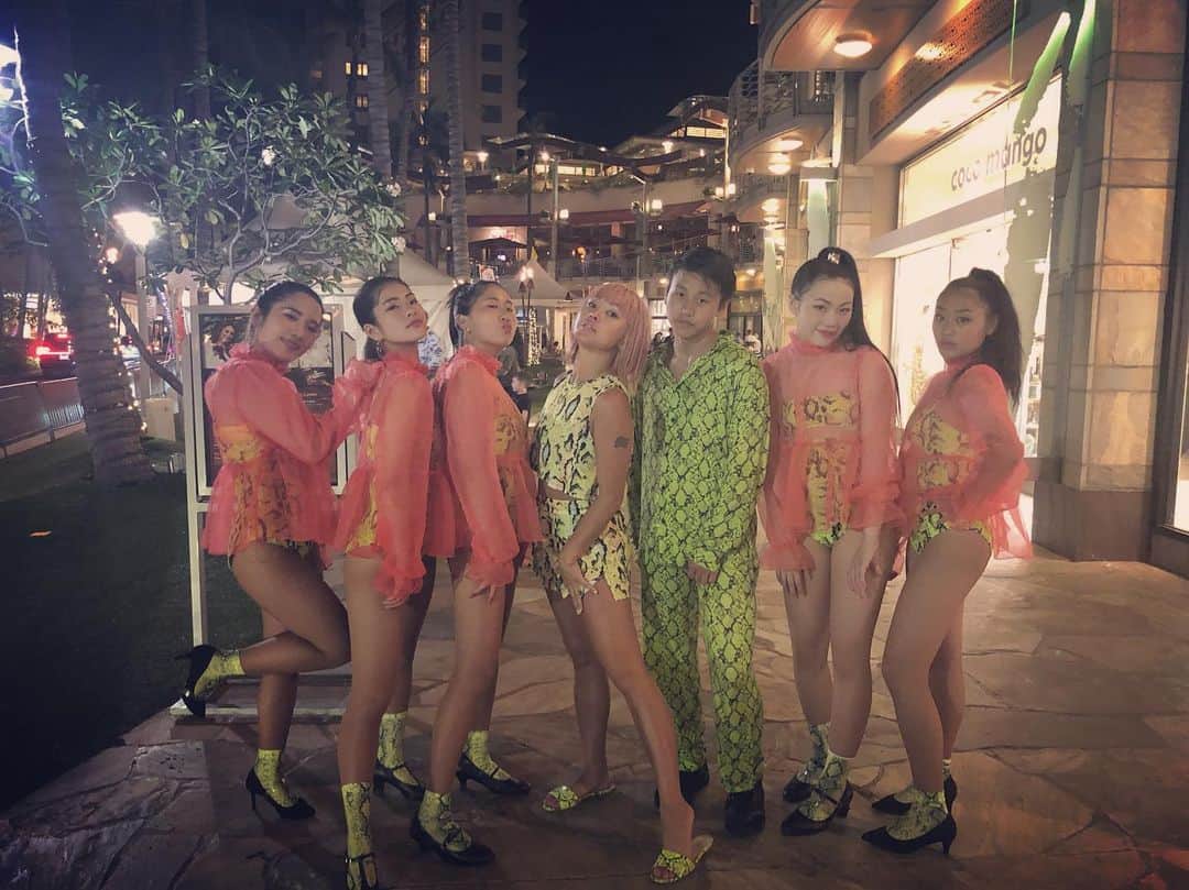 Nazukiのインスタグラム：「Hawaii 🌴🌴🌴 まつりinハワイ に 今年も振り付けした作品で参加しました✨✨✨ 名古屋メンバーです👍 ハワイでみんな踊れて、最高に楽しんでいたし、みんなめっちゃよかったよ👏🏻👏🏻👏🏻 シッキンのノッポ&カズキに、そしてショウタにも会えたし🤙やはり @stkgz_official  ダンスもHAPPYさも最高👍👍👏🏻 好きだわー😍😍 今年もまつりinハワイ 参加できてよかった😊  thanks❤️ #hawaii #trip #dance #coreography #tokyo #nagoya #dancer #まつりinハワイ #ダンサー #ハワイ #Nazuki #振付師」