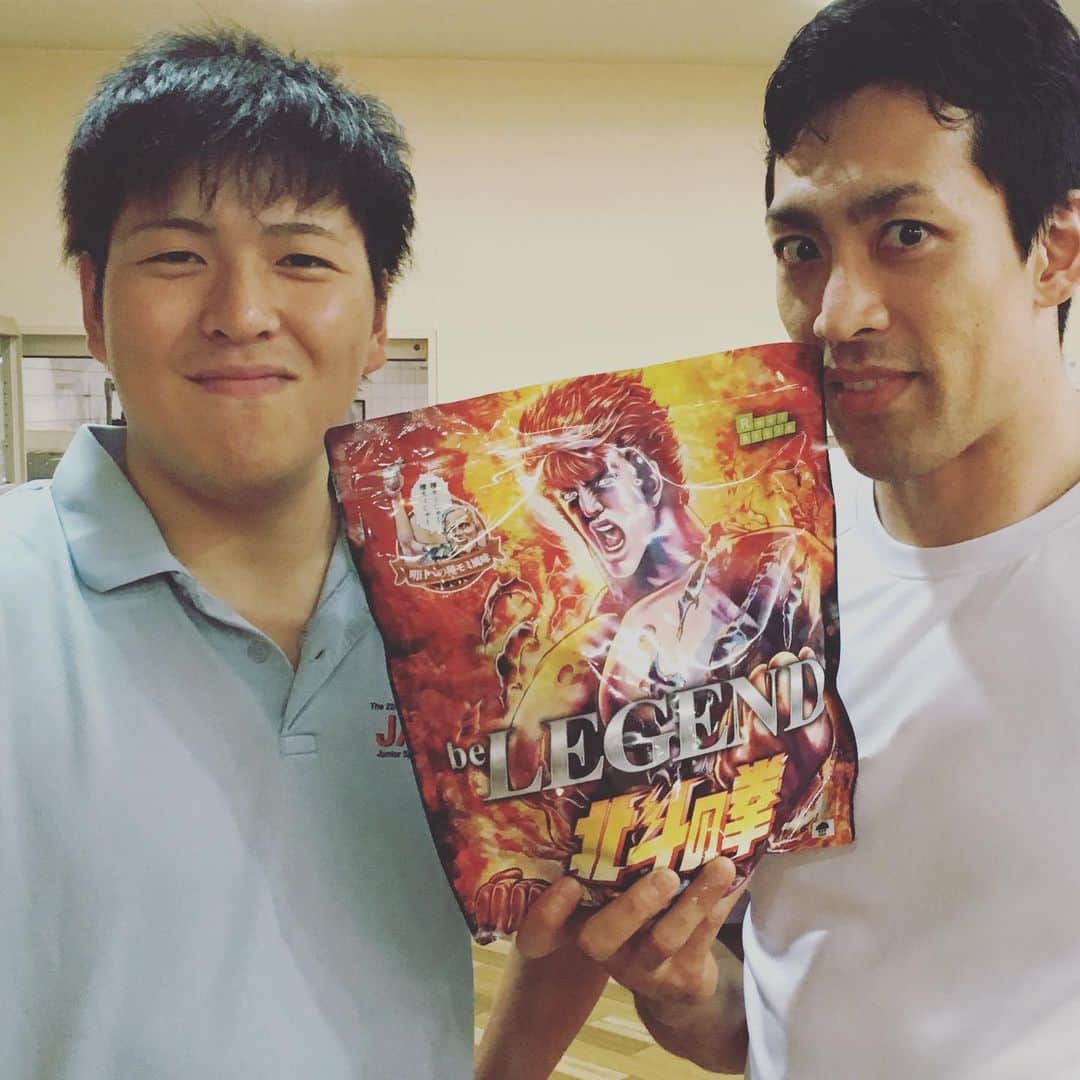 銘苅淳のインスタグラム：「新発売から10日も経たずに1キロなくなった。 水でも十分美味しいけど牛乳で割るとまた美味しい☆  キャンペーンもしてるのでぜひこの機会に！！ belegend.jp/r/sf/a/53/  #ビーレジェンド  #プロテイン #ビーレジェンド北斗の拳 #明日への種モミ風味」