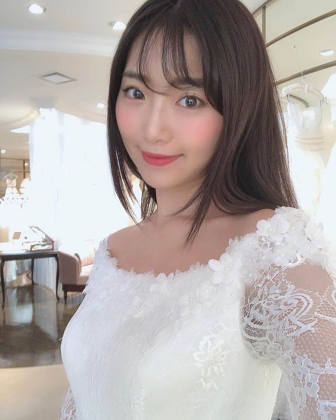 のインスタグラム：「I went to Hankyu Wedding dress salon for next show. I am wedding model called "2019 Miss Best of wedding " . 今日は阪急ウェディングさん @hankyu_wedding  に 6/19 中之島ダイビルである OL NIGHTのウェディングステージのフィッティングでした✨ . 18時半〜ウェディングどれすしょーなので お仕事帰りにぜひ見にいらしてください♡ . 今回私が着るドレスは トレンド感たっぷりのドレスみたいですっ♡♡ . スワイプして イベントの情報チェックしてね☺️🌹 . #プレ花嫁 #プレ花嫁さんと繋がりたい #ウェディング #ウェディングドレス #阪急ウェディング」
