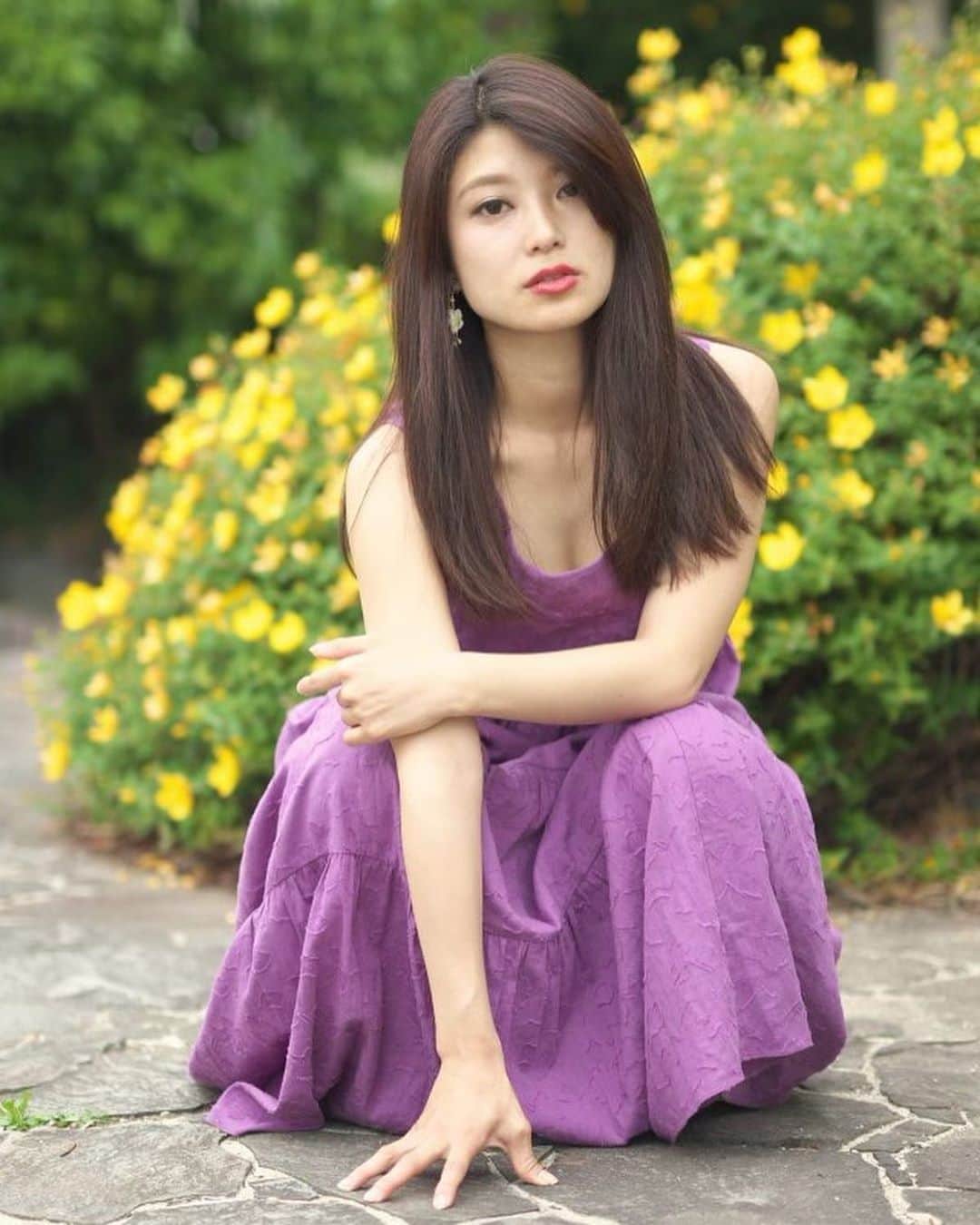 のインスタグラム：「必殺カエルのポーズ🐸 眠い、眠すぎる...zzz  Early bedtime♡ Have a good Friday night!  #portraitphotography #pictureoftheday #photshoot #fashionable #blacklonghair #longhair #japanesegirl #racequeen #followme」