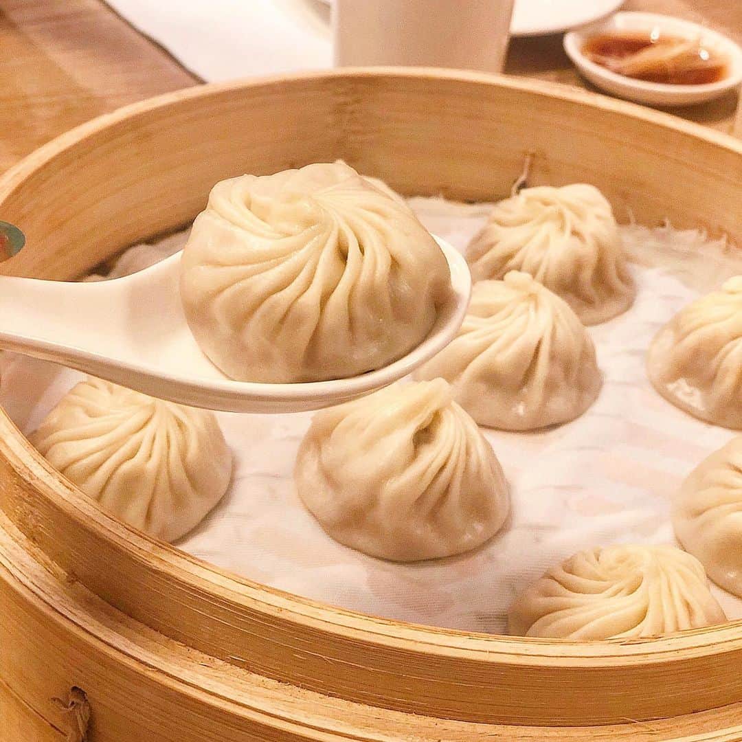 のインスタグラム：「台湾グルメ🐉❤︎ 定番の#鼎泰豐 の小籠包💖 . . どれも定番の台湾グルメですが 一応メモしておきます📝 参考になれば！🌟 . . 2枚目 #京鼎樓 の小籠包 平日の夜でもすんなり入れました♫ . . 3枚目 #冰讃 の#マンゴーかき氷 平日の15時ごろ。 30分くらい一人で並んだ😂 けどめちゃくちゃ美味しかった〜🥭❤︎ . . 4枚目 #老虎堂 の#黒糖タピオカ 約200円と安すぎ😂💓 日本未上陸なのでマストで飲んで欲しい！ #タイガーシュガー . . 5枚目 #無老鍋 の#火鍋 🍲 辛そうに見えるけどそんなことなくて 出汁と薬味が効いてて美味しかったよ🙆‍♀️ . .  #台湾 #台北 #台湾旅行 #台湾カフェ #台湾スイーツ  #taipei #travel #trip #台湾タピオカ  #あおぞら旅日記」