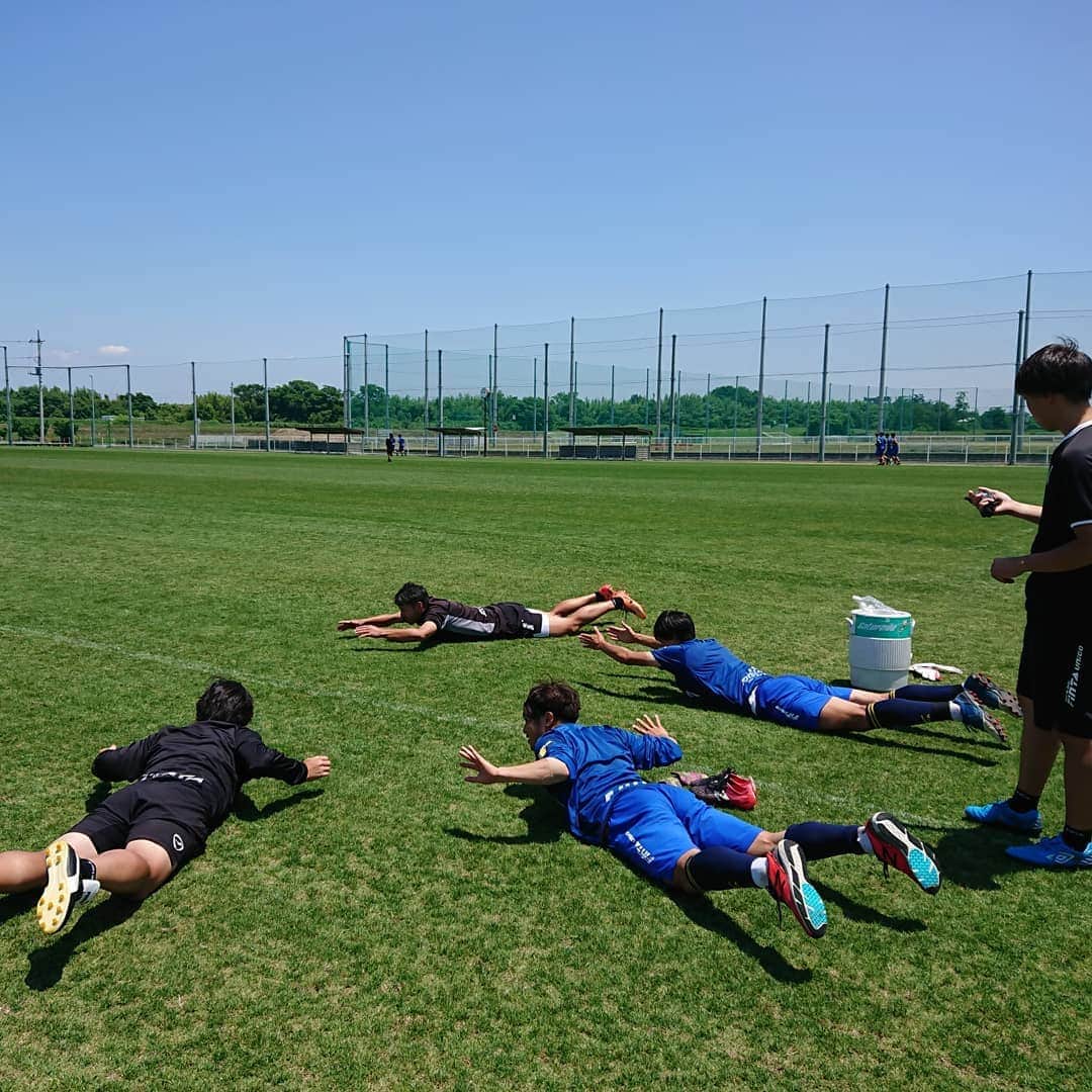 のインスタグラム：「. 【体幹&筋トレ💪💪💪】 . 昨日から、練習後のジョギングのあとに、大沢トレーナーの厳しい指導のもと、体幹トレーニングを行いました。 チームでは、体脂肪率を月に1回測定しておりそのパーセンテージや前回との差に応じて、何種類かの体幹トレーニングを指導しています。 選手たちの様子を見ていると、余裕そうに見えますが実際は、なかなかハードそうです💦💦 (音声はあえて消してあります。) . 気になる方は、ご自宅で是非真似してトレーニングしてみてください！ . . #ザスパクサツ群馬 #thespa #体幹トレーニング #筋トレ」