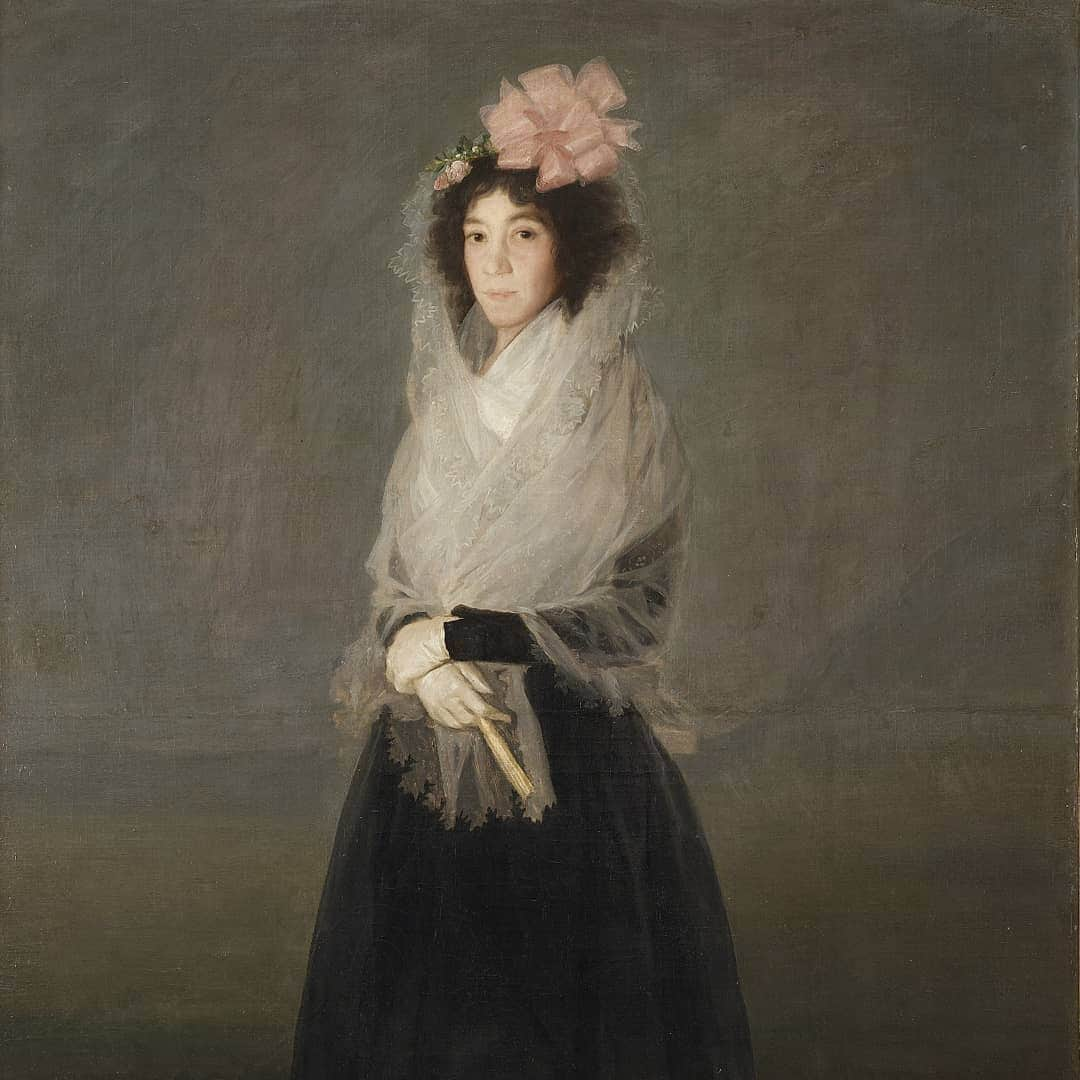 ルーブル美術館さんのインスタグラム写真 - (ルーブル美術館Instagram)「. 🇫🇷 Le vendredi c’est #LaModeAuLouvre ! - 🎨 Sur ce tableau de Goya (1746 - 1828), la comtesse del Carpio, marquise de la Solana porte une robe noire à basquine inspirée d’un style rural et naturel à l’anglaise. Cette robe simple est accompagnée de fines chaussures en pointe à petit talon. La sobriété de cet habit est accentuée par l’extravagance de ces chaussures, qui sont décorées avec des boucles, de la broderie ou des pierres précieuses. - 🎀 Le délicat châle de gaze blanc immaculé souligne le visage pâle, fier malgré la maladie qui s’y lit. Ce châle est assorti avec une étonnante fleur dans ses cheveux, formée de grosses coques de ruban rose pâle, qui semble être une concession à la mode du temps. - 👀 Cet habit est souligné par le fond neutre, évanescent, clairement inspiré de la tradition vélasquienne. En l’absence d’aucun autre repère visuel, ce fond oblige le spectateur à soutenir le regard de la modèle aux portes de la mort. - 📍 Aile Sully, salle 660. - - - - 🌍 It’s #FashionFriday at the Louvre! - 🎨 On this painting made by Goya (1746 - 1828), The Countess del Carpio, Marquesa de La Solana wears a black dress with a Basquine (bodice) inspired by a rural and natural English style. This simple dress is accompanied by thin pointy shoes with small heels. The sobriety of this outfit is enhanced by the extravagance of these shoes, which are decorated with buckles, embroidery or precious stones. - 🎀 The delicate shawl of immaculate white gauze highlights the pale face, yet proud despite the signs of illness. This shawl matches with a surprising flower in her hair, formed of large shells of pale pink ribbon, which seems to be a concession to the fashion of the time. - 👀 This outfit is underlined by the extreme simplicity of the layout and the gray background reminds of portraits by Velázquez. In the absence of any other visual reference, this background forces the viewer to support the look of a model at the death’s doors. - 📍 Sully wing, room 660. - 📷 © Musée du Louvre, dist. RMN - Grand Palais / Angèle Dequier . . . #MuséeDuLouvre #Louvre #LouvreMuseum #Painting」6月14日 21時34分 - museelouvre