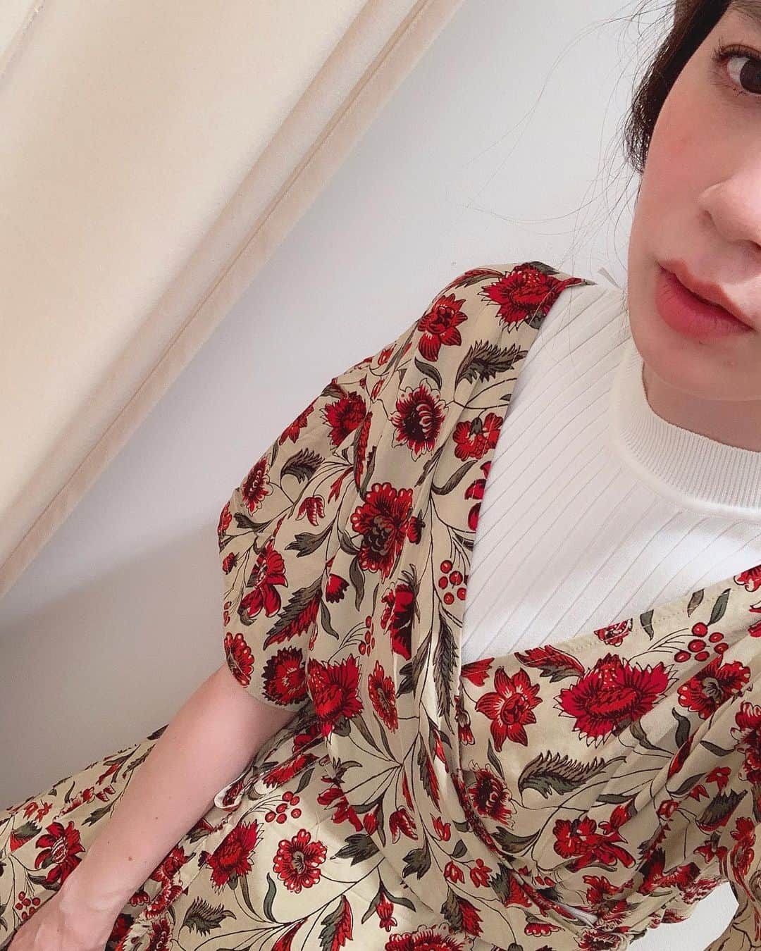 ungrid_minamiのインスタグラム：「. 鮮やかなフラワー柄ワンピース入荷してます❤︎ @ungrid_official #Ungrid#アミュプラザ博多」