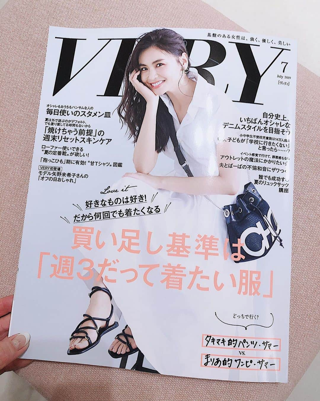 翁安芸さんのインスタグラム写真 - (翁安芸Instagram)「Japanese magazine VERY July issue📚✨ Thank you team @veryweb.jp @sai_kana_ 💗 大好きな 辻元舞さんのページを見てうっとり🥰 お隣なんて感激です！！ #akiweng #翁安芸 #ヴェリィ #fashion」6月14日 21時34分 - akinyc