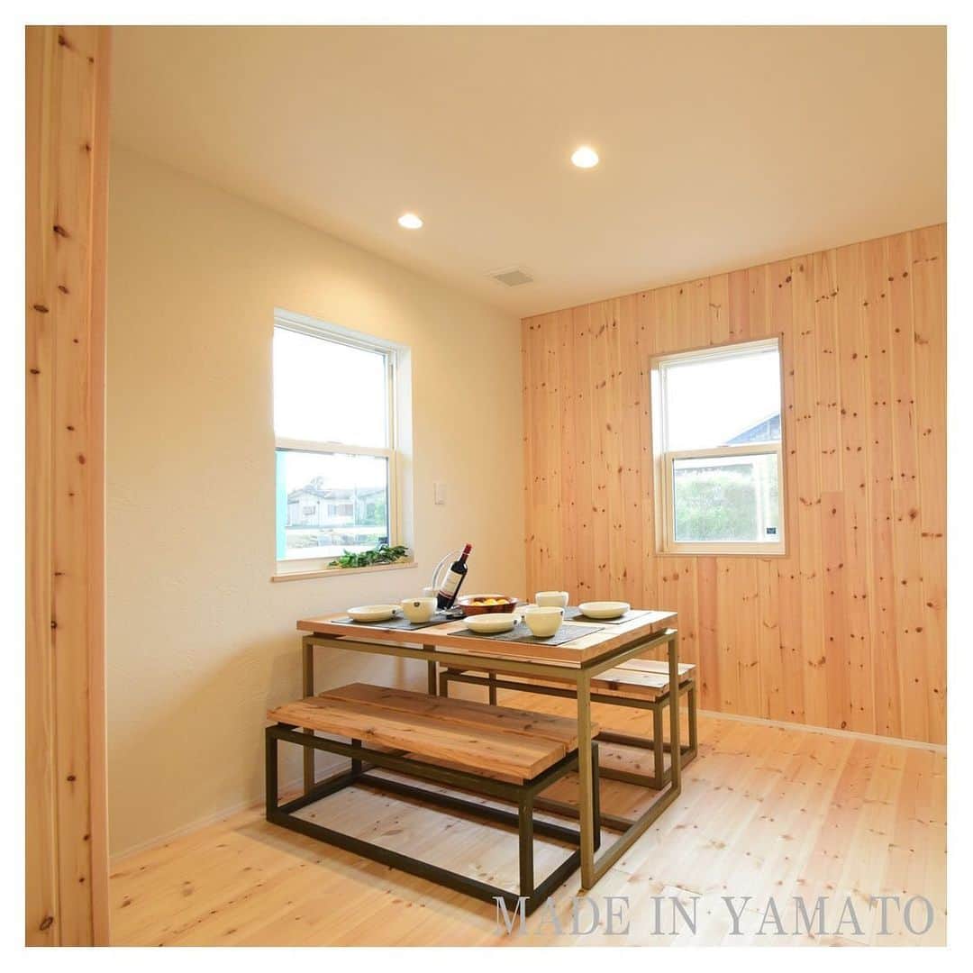 YAMATOの家さんのインスタグラム写真 - (YAMATOの家Instagram)「. . キッチン横のダイニングスペース♪ 家族揃って焼肉をやるのが楽しみ。 壁には自然のパイン材を使ってもらいました。そのほかの白い壁は左官で仕上げてもらいました♪これで焼肉の匂いもバッチリかな〜 . MADE IN YAMATO MADE IN YAMATO . . #yamatoの家 #リビング #マイホーム記録 #御殿場 #小山町 #設計事務所 #マイホーム #注文住宅 #デザイン #新築 #家 #インテリア #住宅 #建築 #ナチュラル #設計士 #自然素材 #自然素材の家 #ダイニング #ダイニングテーブル #左官」6月14日 21時45分 - yamato_house