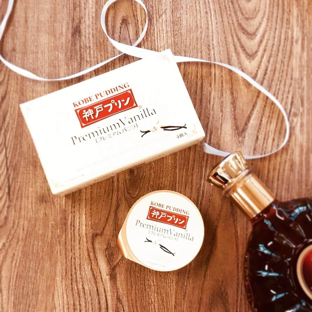 トーラク株式会社のインスタグラム：「.週末は父の日。 甘いものとお酒が好きなお父さんにこんなプレゼントもいいかも🎁 . ◉神戸プリン　プレミアムバニラ バニラの女王「ブルボンバニラ」を使用した、バニラの宝珠な香りが楽しめる、なめらかで上品なくちどけの神戸プリンです。 . #トーラク #TORAKU #神戸プリン #プリン #プリン好き #プリンマニア #コンビニスイーツ #コンビニ #スイーツ #スイーツ好き #pudding #puddingparty #sweets⠀ #バニラビーンズ #バニラ #カラメルソース #神戸スイーツ #プレミアム #プレゼント #父の日プレゼント #お父さん  #贈り物 #父の日 #いつもありがとう」
