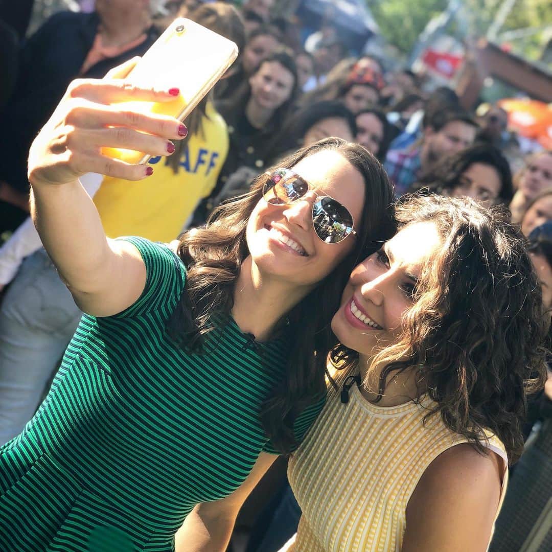 Good Morning Americaさんのインスタグラム写真 - (Good Morning AmericaInstagram)「GMA party in Central Park means ultimate selfies! Happy #Friday to @ceciliavegaabc & @dianermacedo! #ELLIEGOULDINGonGMA」6月14日 21時38分 - goodmorningamerica