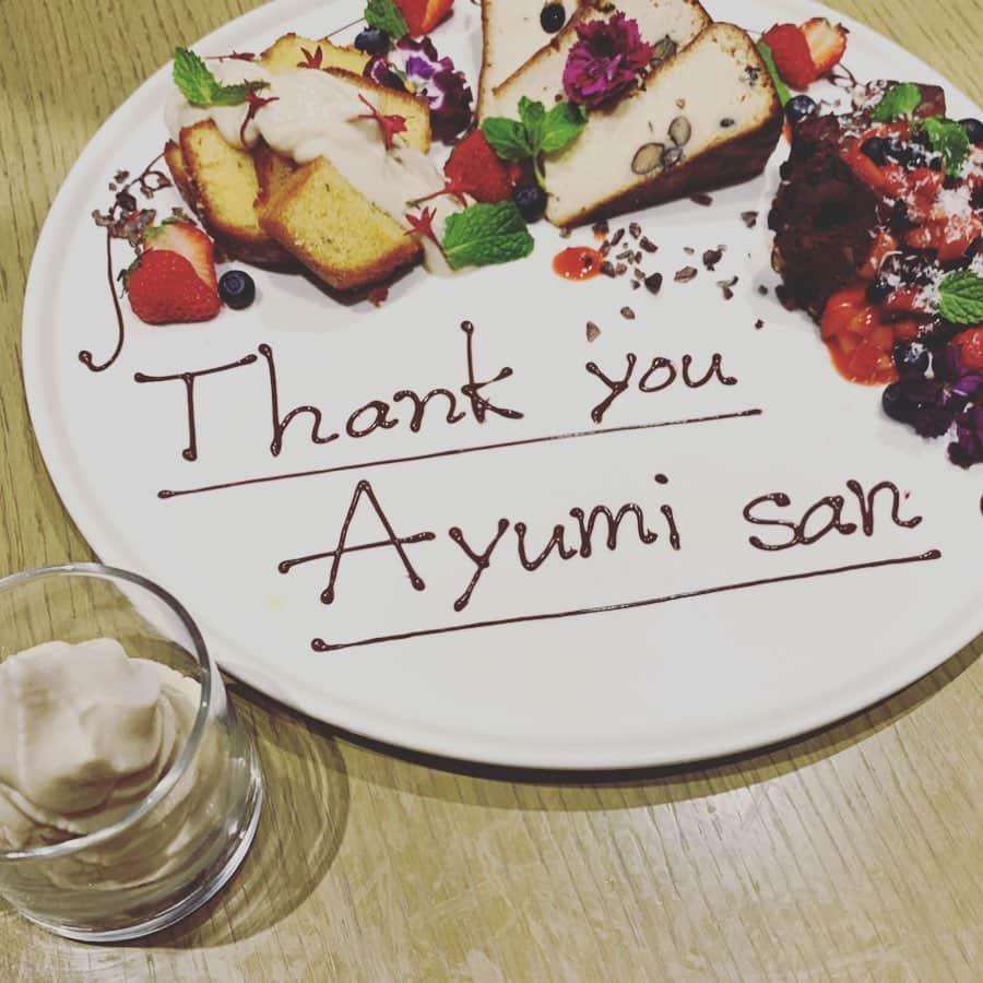 AYUMIさんのインスタグラム写真 - (AYUMIInstagram)「こちらこそ、ありがとうござます😊 Cosme Kitchen Adaptation @cosmekitchen_adaptation では、この春に被災地の 復興支援として、メニュー開発をさせていただき その〝ありがとうの会〝までしていただきました。 〝宇和島・瀬戸田の柑橘フェア〝では、たくさんの方に 開発メニューを食べていただき感謝です🙏 . 健康的な食事にビオワイン🥂 そして乳製品不使用のビーガンのデザートプレートと 甘酒と豆乳のビーガンソフトクリームも絶品でした コスメキッチンのお料理はどれも 体と心が喜ぶ美味しさ☺️ 感謝の会に、こちらこそ感謝です！ . . @cosmekitchen_adaptation  #cosmekitchenadaptation  #コスメキッチンアダプテーション  #復興支援 #応援プロジェクト #宇和島瀬戸田柑橘フェア  #ありがとうござます #感謝」6月14日 21時53分 - ayumiayunco