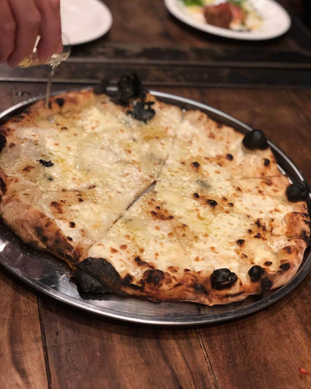 秋山具義さんのインスタグラム写真 - (秋山具義Instagram)「打ち上げで、六本木『PST六本木 Pizza Studio Tamaki Roppongi』。﻿ ピザ、素晴らしい！！！﻿ マリナーラと、ビスマルクがと、5種類のチーズのピザはちみつがけが、最高だった〜！！！﻿ 前菜のブラータチーズとミートボールも美味しかった〜！！！﻿ ﻿ #pst六本木 #pizzastudiotamakiroppongi #具義イタリアン2019」6月14日 21時47分 - gugitter