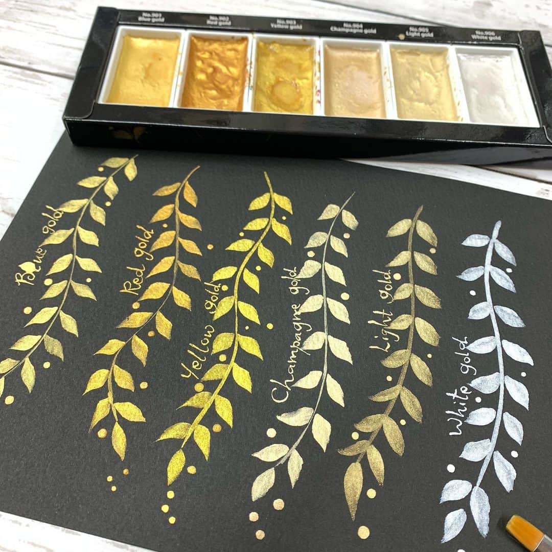 のインスタグラム：「GANSAI TAMBI Starry Colors. Golden pearl-tinted Gandhi for professional artists and crafters. 顔彩耽美スターリーカラーズ  美しい金色の顔彩絵の具です☆ 【顔彩耽美 スターリーカラーズ】MS20SC/6V  #calligraphy  #lettering #金色 #starrycolors #gansaitambi #gold #brush #ZIG #顔彩耽美スターリーカラーズ #雲月硯」