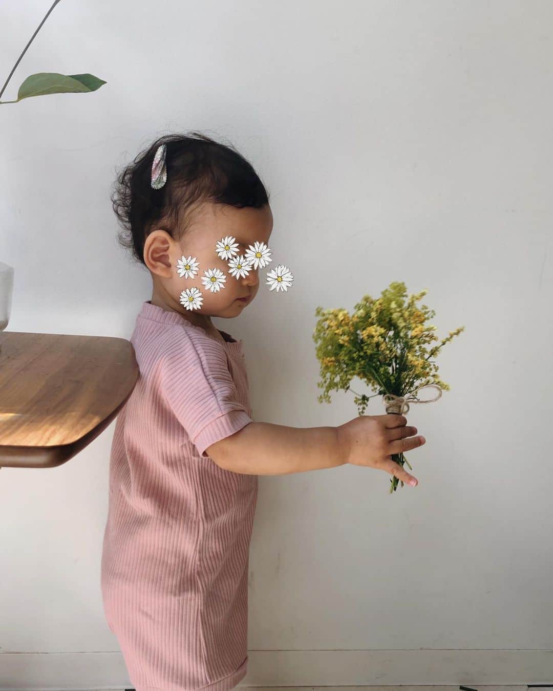 目見田早弥子のインスタグラム：「| 1y6m👸🏼♡ 私の小さなプリンセスが１歳半になりました♡ 「いやや」を覚えたおかげで ベビーカー乗るのもいやや、ご飯食べるのもいやや、 お風呂入るのもいやや... いやや娘vs母の戦いが毎日何回も繰り広げられてます😂 ここ数日、「どーじょー(どうぞ)」と「ごい〜！(すごい)」にハマっているようで 何でもどーじょーと渡してくれます💐 ごい〜！は手を叩きながら自画自賛◯ 今週軽井沢へ家族旅行に行っていたのですが 部屋でちょっと目を離したすきに 頭のヘアピンがなくなっていたので 「ぴんぴんどこいったん？」と聞くと 「ここ」と空気清浄機を指差す娘。 よく見てみると、小さな隙間にヘアピンが２つ😂😂😂 そのこと自体には「わー！何してんの！」と叱りましたが 私の言葉が通じたことと 娘が自分の言葉で教えてくれたことに驚き、 そしてとても嬉しくて💞 愛おしい毎日に感謝します。 こんなに元気に大きく育ってくれて 日々が過ぎるのは早いなぁと思うものの、 娘のハーフバースデーをお祝いしたのが たった１年前のこととは思えないくらい。 短いような長いような。 毎日母を笑わせてくれてありがとう☺︎ 娘への愛は私の知る限りの言葉では表すことができない。。 重たい彼女みたいな母を鬱陶しがるいつかまで 大好きちゅっちゅっでいさせてね😂🤣♡」