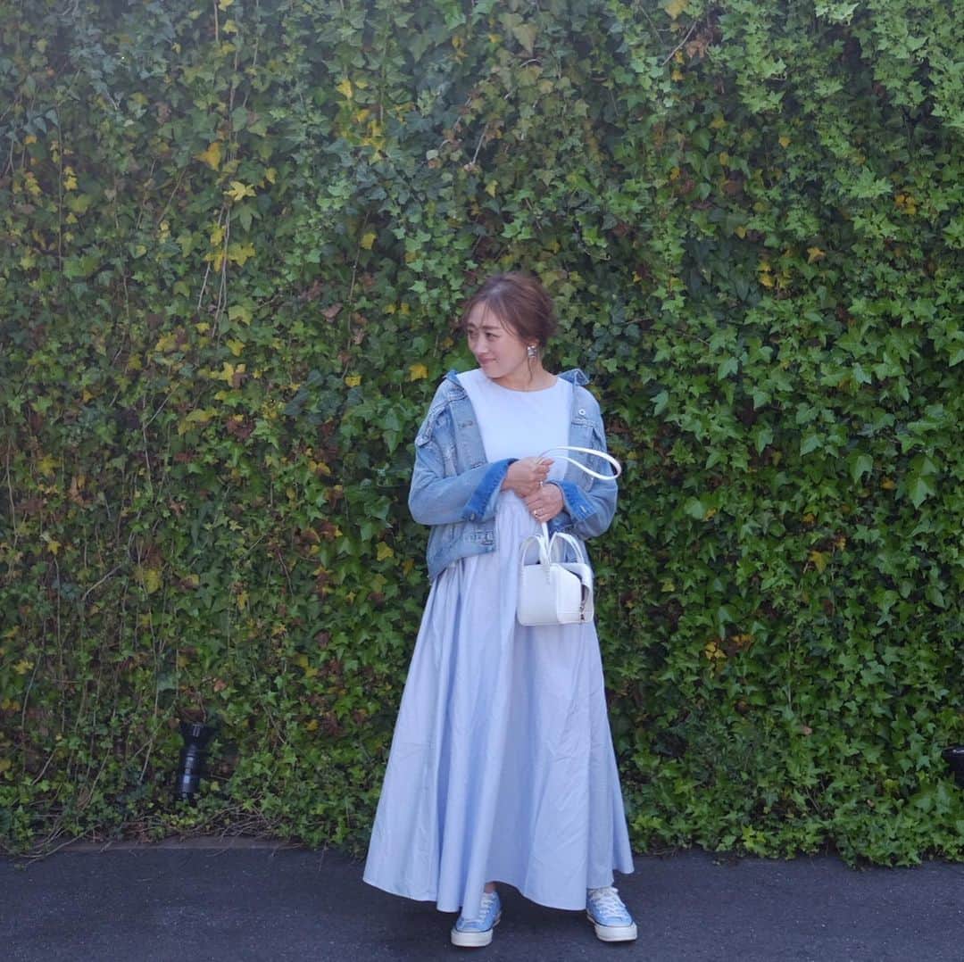 Keikooooooのインスタグラム：「ブログ始めました♡ Instagramでは、書ききれない日々のこと、子育てのことなど、upしていけたら良いなと思っています！ 良かった遊びに来てください~♡ . https://ameblo.jp/keity1011/ . コーデは、出産1週間前のもの📸 お気に入りのワンピースでランチして来ました。 ice blue toneでまとめてみたよー🦋🐳🐬 . ワンピース #mite__official @mite__official #mite_2019ss #ミテガール ジャケット #mode_robe_official @mode_robe_official  バッグ  #avacation @a_vacation_  スニーカー #converse @converse」