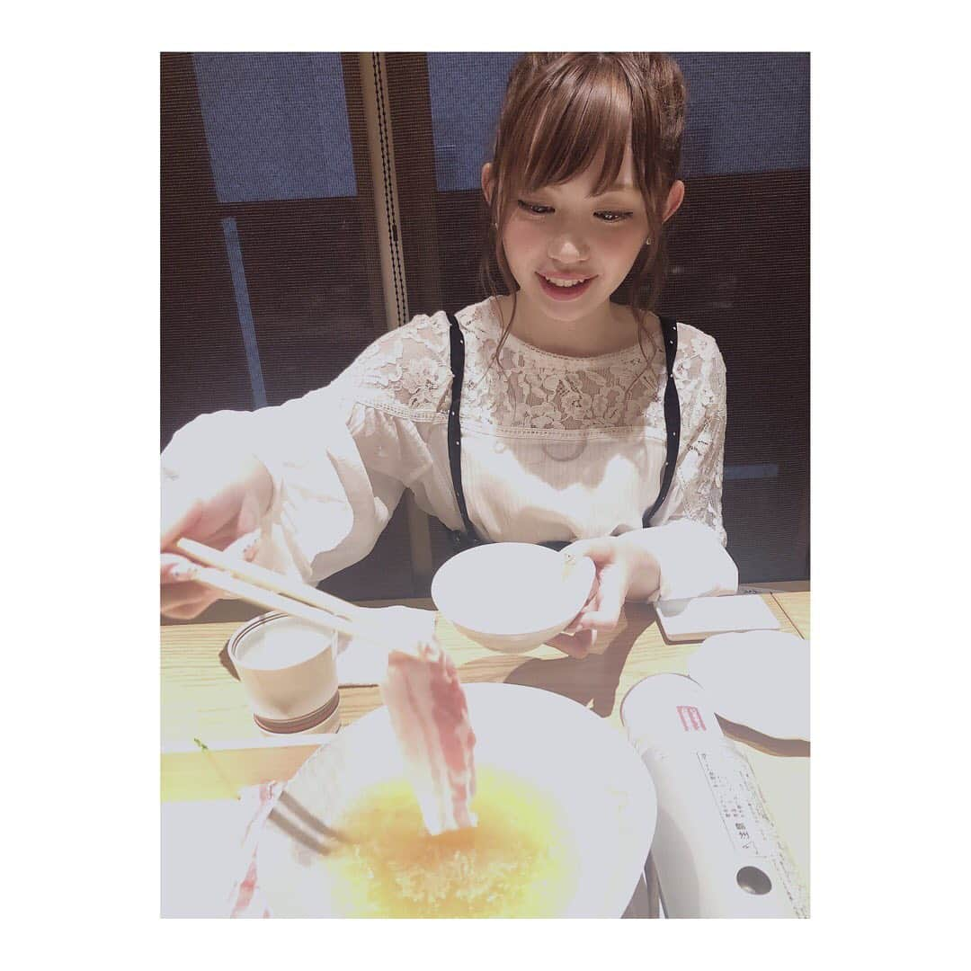 新木さくらさんのインスタグラム写真 - (新木さくらInstagram)「今日紹介するお店は 【 #どげん海 】 ✨鮮魚の箱盛り✨ 刺身のままでも美味しいし、しゃぶしゃぶもできます！！そしてこの刺身の下には野菜が隠されてありこの野菜もしゃぶしゃぶして食べれました😍  紹介してる #西の星 は飲みやすくて気づくとドンドン飲んでしまうくらい飲みやすいです！笑  オススメの飲み方は、炭酸で割ってレモン入れることかな！さくらは🌸  博多駅の筑紫口を出て、徒歩5分ほどで着くよ〜！個室もあって、お通しのしゃぶしゃぶも最高に美味しいです💓店員さんも素敵な方ばかりでした！  みんなぜひ行ってください☺︎ #ちこリレー #いいちこボトルリレー #美食探訪 #新木さくら #いいちこ #iichiko #下町のナポレオン#深薫 #日田全麹 #西の星 #麦焼酎 #ソワニエ #三和酒類 #博多さかなビル」6月14日 21時50分 - araki_sakura14