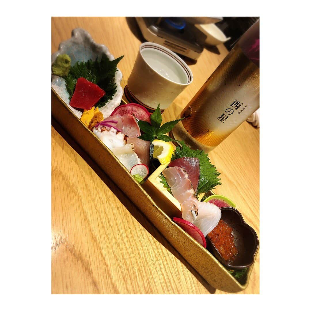 新木さくらさんのインスタグラム写真 - (新木さくらInstagram)「今日紹介するお店は 【 #どげん海 】 ✨鮮魚の箱盛り✨ 刺身のままでも美味しいし、しゃぶしゃぶもできます！！そしてこの刺身の下には野菜が隠されてありこの野菜もしゃぶしゃぶして食べれました😍  紹介してる #西の星 は飲みやすくて気づくとドンドン飲んでしまうくらい飲みやすいです！笑  オススメの飲み方は、炭酸で割ってレモン入れることかな！さくらは🌸  博多駅の筑紫口を出て、徒歩5分ほどで着くよ〜！個室もあって、お通しのしゃぶしゃぶも最高に美味しいです💓店員さんも素敵な方ばかりでした！  みんなぜひ行ってください☺︎ #ちこリレー #いいちこボトルリレー #美食探訪 #新木さくら #いいちこ #iichiko #下町のナポレオン#深薫 #日田全麹 #西の星 #麦焼酎 #ソワニエ #三和酒類 #博多さかなビル」6月14日 21時50分 - araki_sakura14