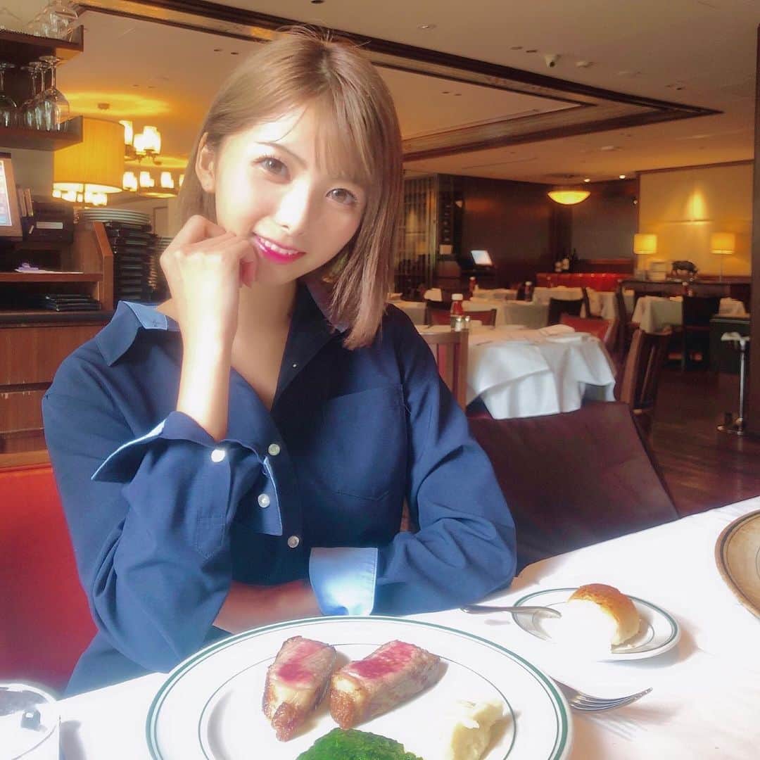 岡田栞奈のインスタグラム：「ランチはウルフギャング🍴🥩 ・ ・ コースなのに最初に出てきた オニオンのパンが美味しすぎて 3つも食べてました🥯🥯🥯 案の定メインのお肉入らず...笑笑 デザートは別腹💓 #ウルフギャング #ステーキ #コース #ランチ  #lunch #steak #course #yummy😋😋」