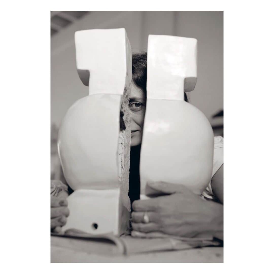 リカさんのインスタグラム写真 - (リカInstagram)「The Shapely Lamps by Carmen D'apollonio 🖤 | Sculptor @carmendapollonio invited @rikamagazine into her Boyle Heights Studio | shot by @amanda_charchian words by @andrewberardini #losangeles #ceramics #art #atelier」6月14日 22時02分 - rikastudios_