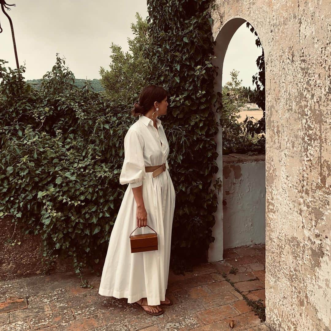 Monica Sordoのインスタグラム：「Exploring Costa Brava 🌾🐚 today visiting such an inspiring space @miquelalzueta_gallery wearing our YMA earrings in white Onyx, @bouguessa shirt dress and @lilianafshar bag (my forever favorites) #MonicaSordo #CostaBrava」