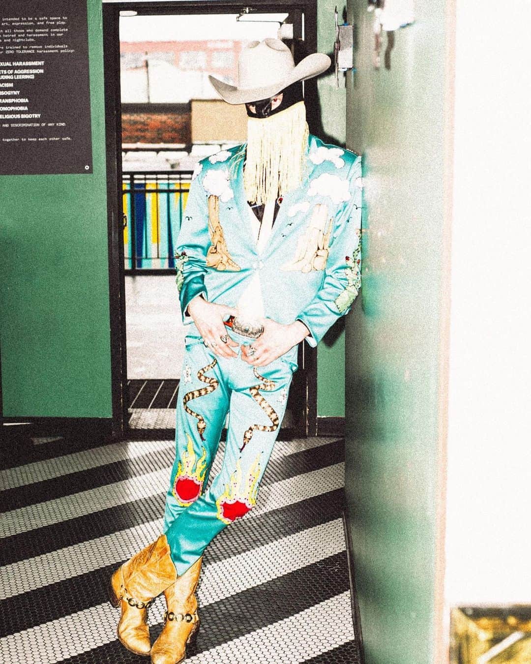 Vogue Runwayさんのインスタグラム写真 - (Vogue RunwayInstagram)「Country musician @OrvillePeck remains an anonymous figure, thanks to the fringed mask he always wears. Choosing from more than 20 versions in his collection, the masks, and Peck's style and music as a whole, have an air of come-hither mystery, making him an underground country sensation. While his fashion is certainly standout, it's not just for show. There are layers of meaning to Peck's persona, which taps into gay culture and cowboy masculinity. At the link in our bio, Peck discusses the resurgence of cowboy culture and diversity within country music today, as well as details from his latest music video, "Hope to Die." Photographed by @mollephoto」6月14日 21時57分 - voguerunway