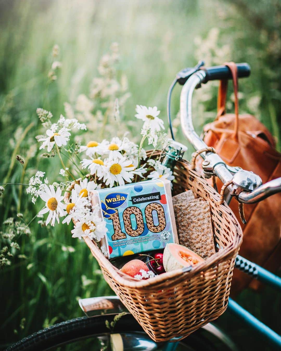 Linda Lomelinoのインスタグラム：「I often think about how lucky I am to live so close to the sea - a few minutes on my trusty old bike and I'm there, ready to enjoy all the bright summer evenings on the beach. I like to fill my bicycle basket with some fresh fruit, homemade rhubarb cordial and @wasabrod’s new crispbread Wasa 100 with 100% wholegrain rye, linseed, poppy seed and sea salt. Wasa turns 100 this year and their production is now 100% climate compensated! How awesome is that?! #Wasa100 #knäckebröd #klimatkompenserat #Wasa #fullkorn  Jag tänker ofta på hur fint det är att bo så nära havet, med cykeln är jag nere på stranden på bara några minuter. Det bästa jag vet är att fylla cykelkorgen med färsk frukt, rabarbersaft och @wasabrod's nya tunna och krispiga knäckebröd Wasa 100. I år fyller Wasa 100 år, och dessutom så klimatkompenserar de nu 100%. Så himla bra!」