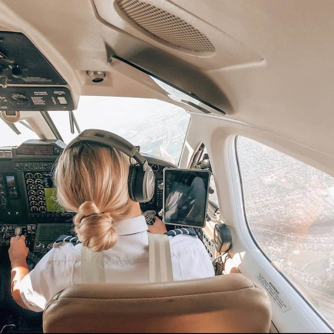 BOSEさんのインスタグラム写真 - (BOSEInstagram)「Flying into the weekend like... ✈️ #GirlPower #FridayFeeling @boseaviation . Thanks to @oliviathepilot for the photo! Share yours using #MyBose for a chance to be featured.」6月14日 22時00分 - bose