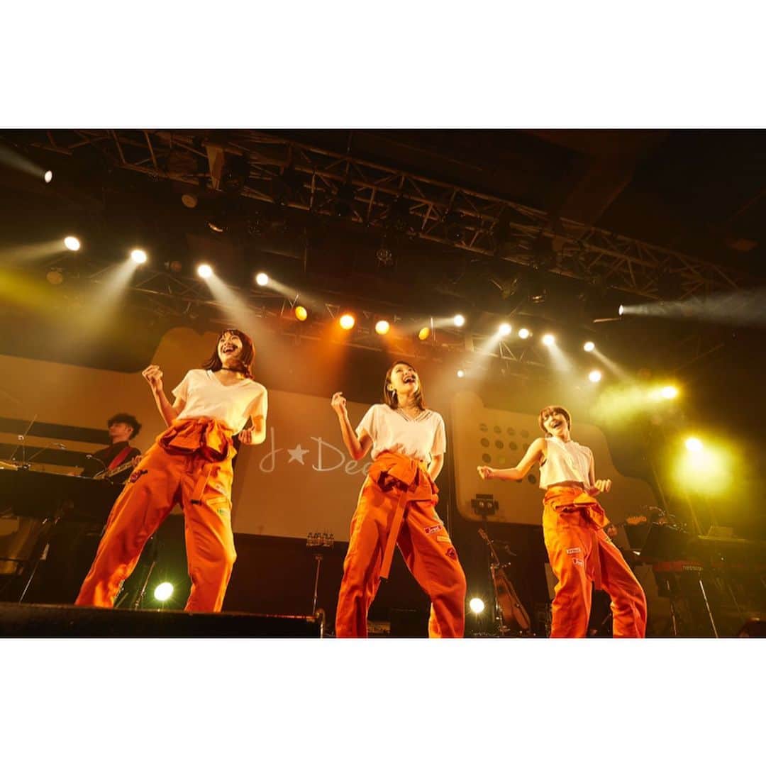 MOMOKAさんのインスタグラム写真 - (MOMOKAInstagram)「・ #10きゅーだJ part① はじめてヘッドセットでライブしたよ！！！！念願すぎたーーーー😭ほんとにボーカルダンスグループっぽくない？😏本物だけど。(笑) デビュー曲メドレーもしたり、懐かしさ満点だったな〜〜◎ オレンジのつなぎのJ☆Dee’Z感すごい🙆‍♀️🙆‍♀️🙆‍♀️🍊🧡笑 photo by 鳥居洋介 #jewel」6月14日 22時00分 - momoka_jewel