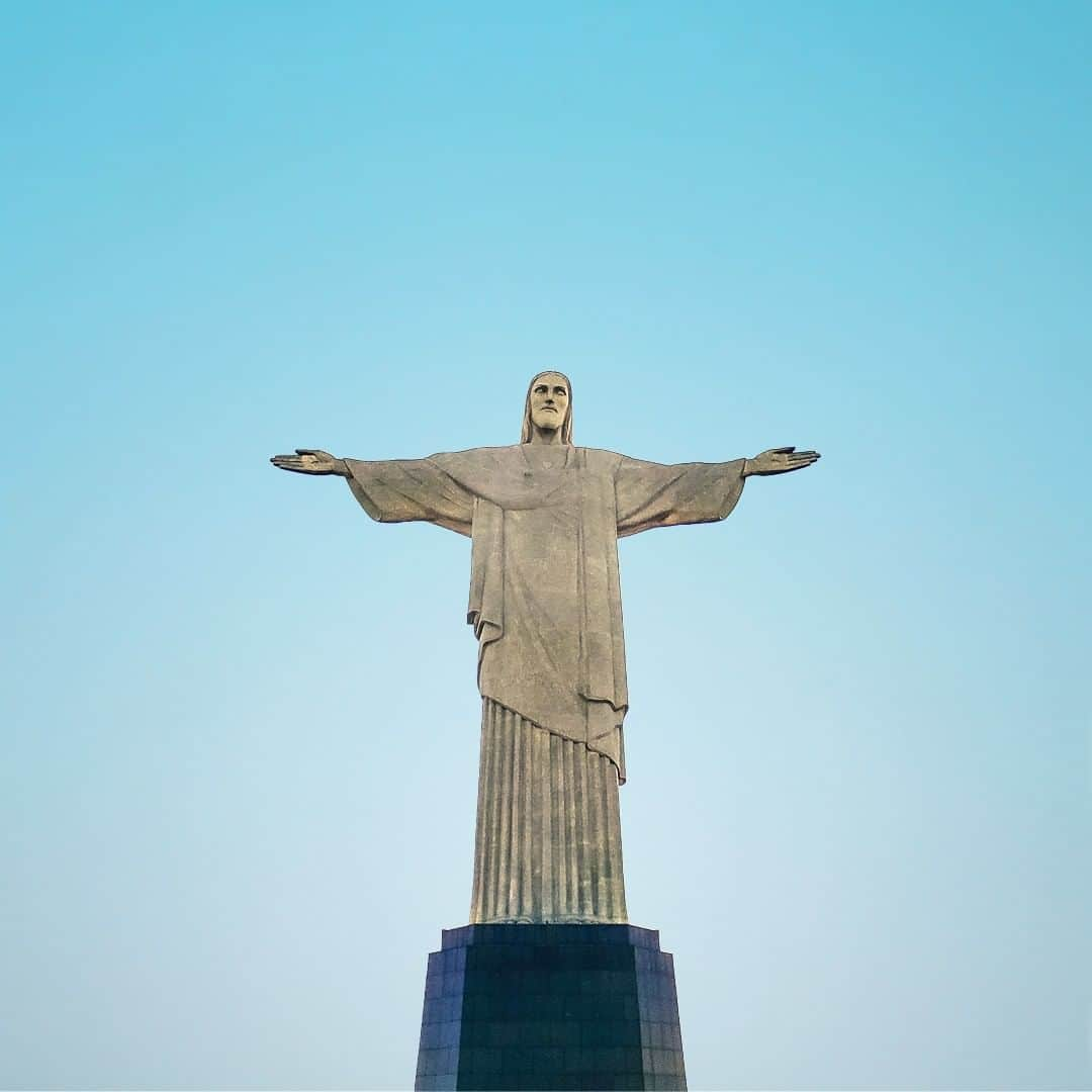 エールフランスさんのインスタグラム写真 - (エールフランスInstagram)「Towering above Rio, the colossal statue of Christ the Redeemer gives visitors a stunning view over the city. Surplombant tout Rio, la statue géante du Christ Rédempteur révèle à qui saura y accéder ses vues magiques sur la ville.  #AirFrance #Franceisintheair」6月14日 22時01分 - airfrance