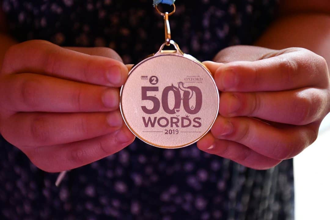 クラレンス邸さんのインスタグラム写真 - (クラレンス邸Instagram)「Today, The Duchess of Cornwall attended the final of #500Words at Windsor Castle. The 500 Words competition invites children aged 13 and under, from across the UK, to write an original story using no more than 500 words. 📖 This is the fifth year HRH has supported the competition and this year, in her role as Honorary Judge, The Duchess helped to pick the winning stories. Her Royal Highness is an avid reader and is Patron of several literacy charities, including @booktrust, @beanstalkreads and First Story. 📚Following the final, which was broadcast live on @bbcradio2, HRH had the opportunity to meet participants of this year’s competition. Congratulations to all this year’s winners and runners-up! 🏅」6月14日 22時10分 - clarencehouse