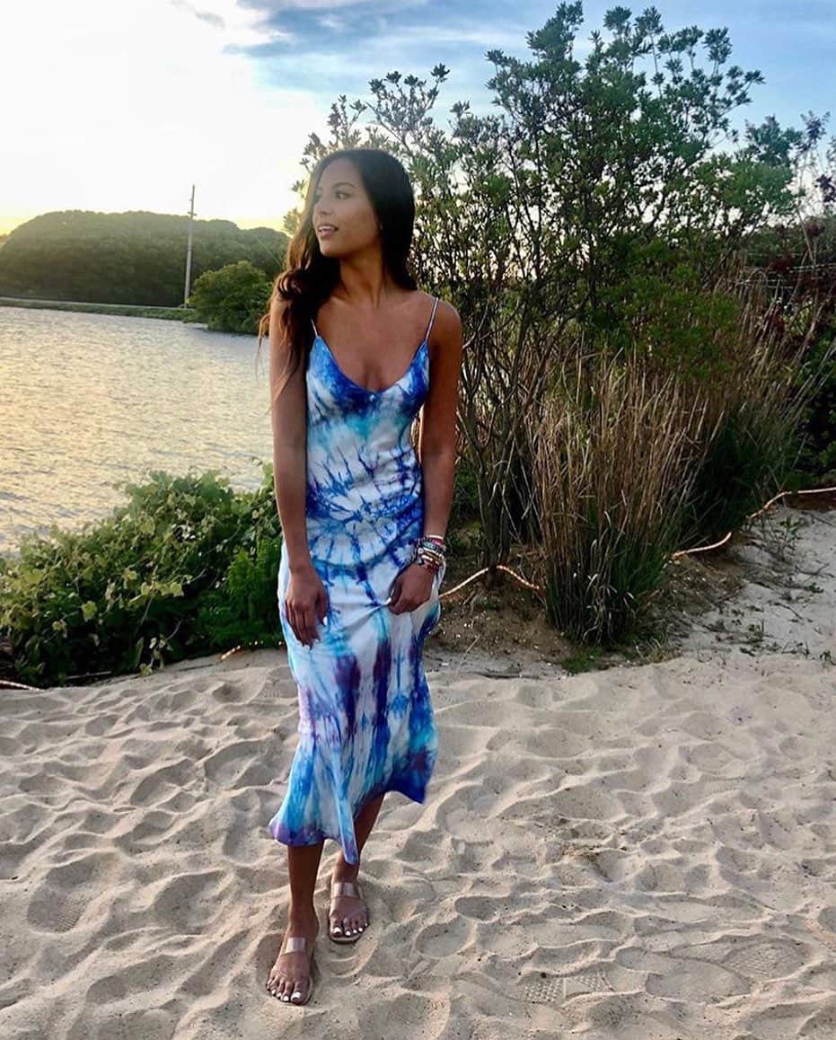 ダニジョーのインスタグラム：「Summertime fine 🌊 @talisabauer in our blue tie dye slip • tap to pre-order #dannijogirls」