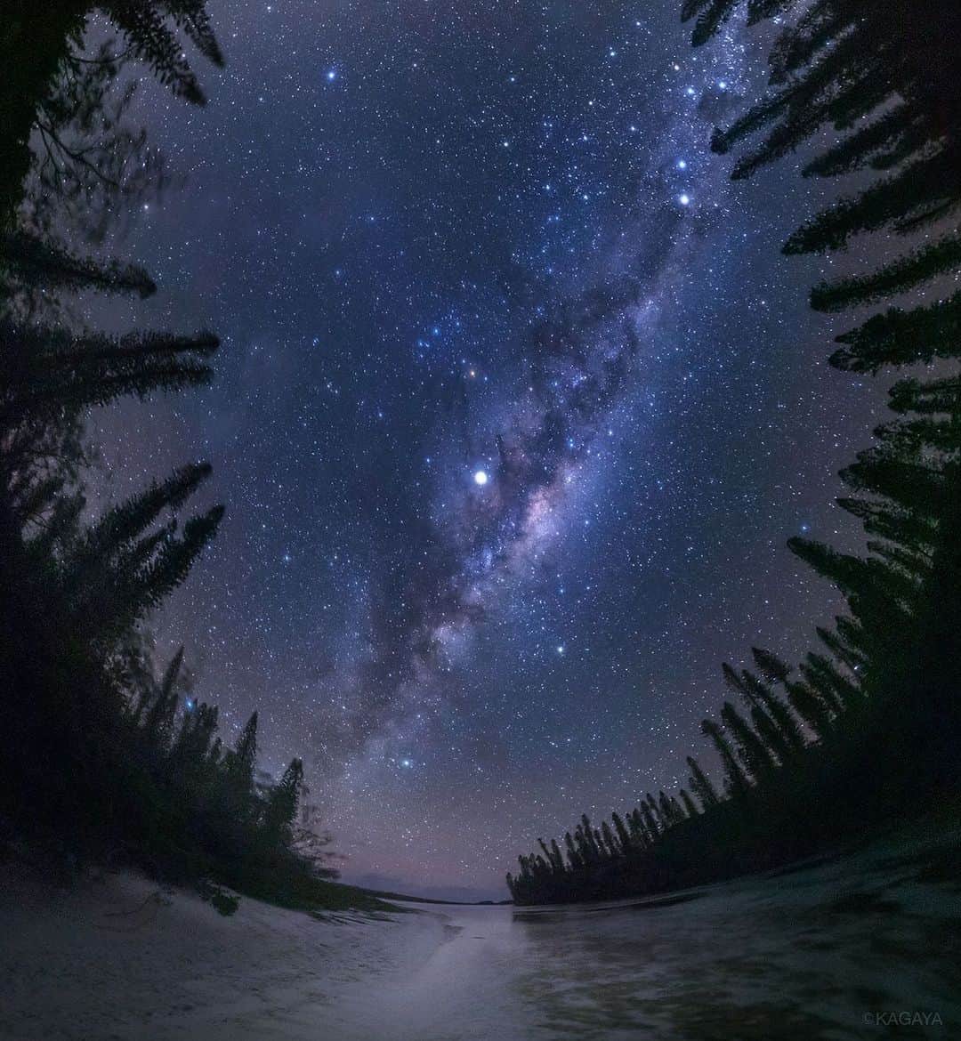 KAGAYAさんのインスタグラム写真 - (KAGAYAInstagram)「見上げれば、私たちの天の川銀河。 （先月、ニューカレドニアにて撮影） 今週もお疲れさまでした。おだやかな週末になりますように。 #星空 #ニューカレドニア #milkyway #milky_way #stars」6月14日 22時06分 - kagaya11949