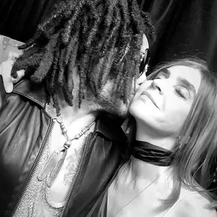 カリーヌ・ロワトフェルドのインスタグラム：「After the show, the concert, and the kiss! 🔥😘 @lennykravitz #crrunway @luisaviaroma @crfashionbook @crstudio @lamarquisette」