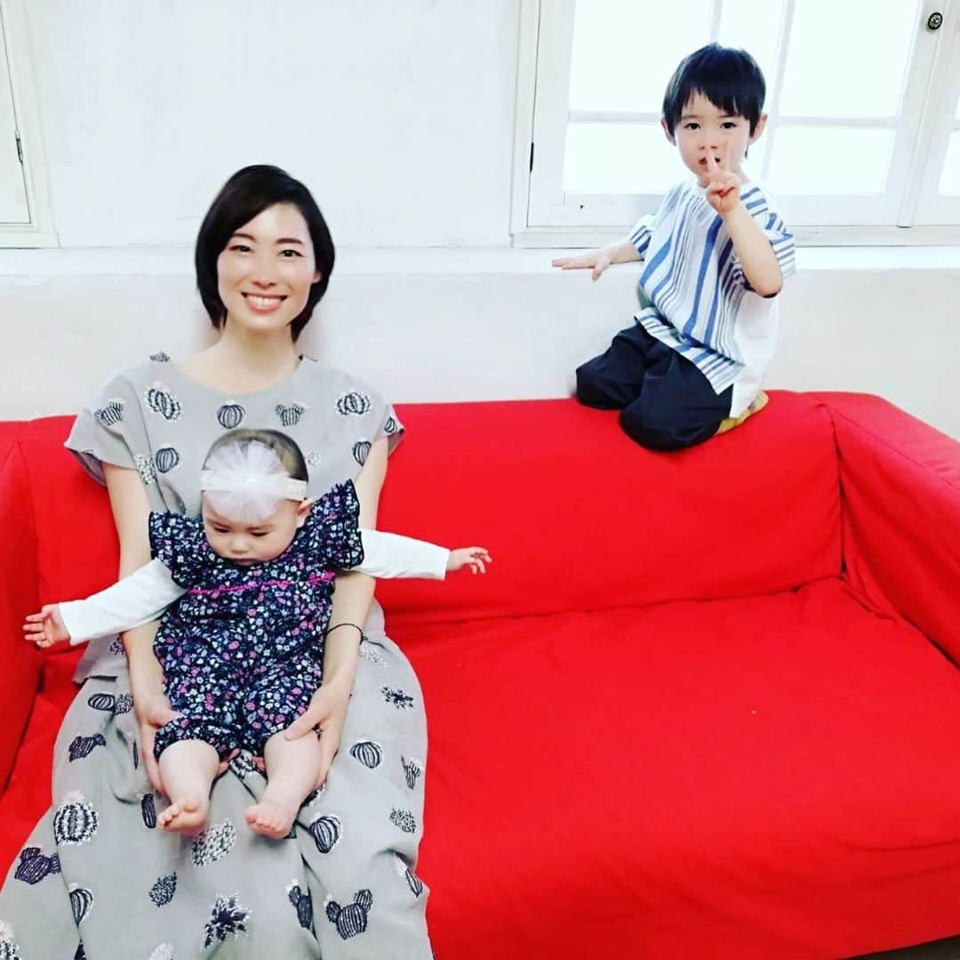 佐藤康恵さんのインスタグラム写真 - (佐藤康恵Instagram)「こないだの撮影のオフショット🤗💖 6月号『赤ちゃんとママ👶』息子は赤いソファーがお気に入りでした💋  明後日16日(日)14時ー16時の『アロマリラックス&バレエストレッチ』まだ空きありますよ🌟🌟🌟 ぜひ、一緒にカラダもココロもスマイルチャージしませんか🤗💖？申込みはこちらです⬇️ https://form.os7.biz/f/a9e9b966/  #オフショット #赤ちゃんとママ #佐藤康恵 #smile #mama #二児の母 #ワークショップ #16日 #日曜日 #中目黒スクエア」6月14日 22時14分 - yasuesato.official