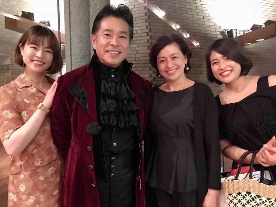 のインスタグラム：「今日は父の還暦祝いコンサートに行って来ました！！ とりあえず、いつもはあまり口に出せないけれど、父に対する感謝と尊敬の気持ち🙏 そして亡くなった祖母と祖父の事をとても近くに感じながら観ました！ ずっと元気で歌っていて欲しいです🙏 門下生の方々も素晴らしかったです👏✨ #コンサート #オペラ #トスカ #還暦」