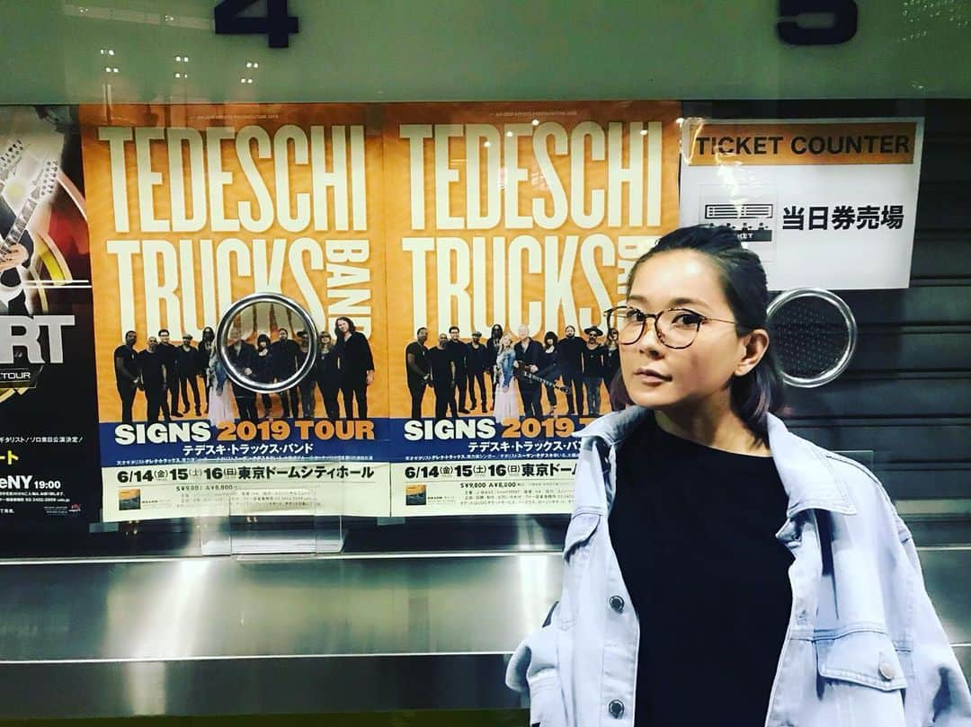 森恵さんのインスタグラム写真 - (森恵Instagram)「TEDESCHI TRUCKS BANDのライブへ！ やっと観れた… スーザンのボーカルもデレクのギタープレイも、予想を遥かに超えて身体中に突き刺さる。 足元に機材何もないのにあんなに迫力あるサウンドが出せるんだ…。 エレキが吠えてた！ 個人的にはトロンボーンのエリザベスがアクティブでカッコよくて好き。  #TEDESCHITRUCKSBAND #東京ドームシティホール #6月16日 #マイカン #extheaterroppongi  #年に一度だけ #最大編成」6月14日 22時19分 - morimegumi_official