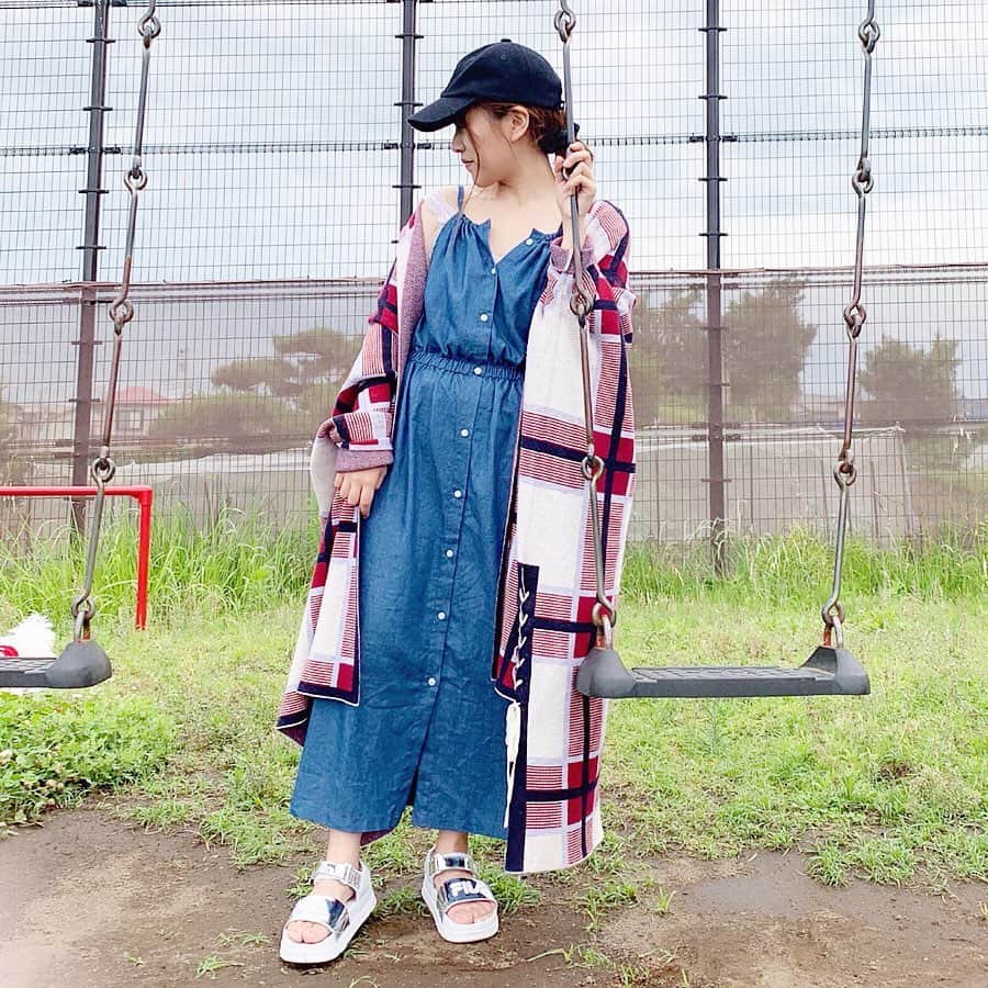 のインスタグラム：「お散歩コーデ🐶﻿ ちょっと近くの公園まで犬と遊びに🎾👟﻿ ﻿ ﻿ ❤︎onepiece¨ @real.closet_﻿ ❤︎outer¨ @oblekt﻿ ﻿ ﻿ デニム生地が可愛い❤️﻿ １枚で楽チンなワンピース👗😊﻿ ﻿ ﻿ １つボタンを開けると、シャツっぽくなるのも可愛い🌟﻿ ﻿ ﻿ インナーにはキャミとか合わせてもいいし、そのままでも🙆‍♀️﻿ ﻿ ﻿ アウターは、ちょっと肌寒い時は厚めのものや、カジュアルな物が合うし、街に出るときは白とかきれいめにしても合いますよ😊💕﻿ ﻿ ﻿ これも横がヒモになってて、ビッグシルエットが可愛いでしょ✨﻿ ﻿ ﻿ #realcloset #リアルクローゼット #リアサポ #oblekt #オブレクト #uniqloインナー #override #ワンピース #ワンピ #コーデ #着痩せ #ワンピースコーデ #低身長コーデ #湘南コーデ #お散歩コーデ #いつコ #シンプルコーデ #大人カジュアル #カジュアルコーデ #きょコ #今日のコーデ #大人可愛いコーデ」