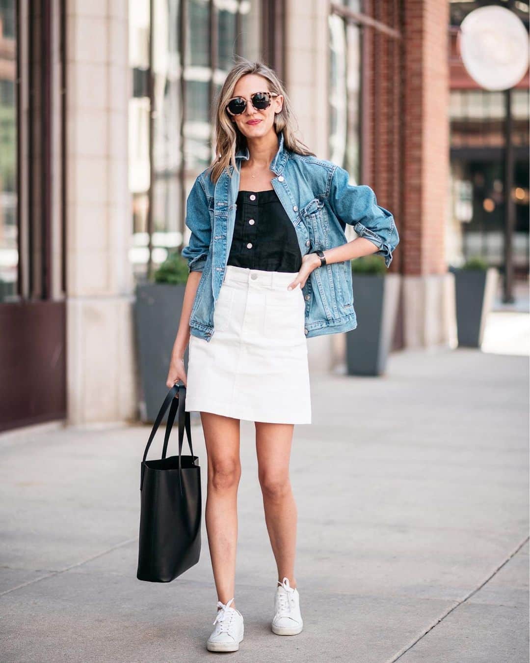 Anna Jane Wisniewskiのインスタグラム：「Raise your hand if you love a good mini skirt in the summer🙋🏼‍♀️ But when I found myself wearing the same style that I wore when I was 16, I was like, hmm, maybe I need another style for my 34 year old self. This @everlane skirt is the perfect solution—it’s made of cotton twill (the same material as my beloved wide-leg crops), is high-waisted, slightly a-line and a longer length (I’m 5’9” for length reference). Oh and the best part? The skirt is $48. Check out the full blog post today! http://liketk.it/2Cyfg #liketkit #momstyle #everlane #partner #whiteskirt #jeanskirt #ootd #casualstyle #midwestblogger 📸 @ironandhoney」