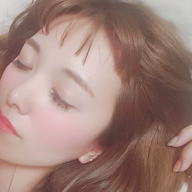 長江愛美さんのインスタグラム写真 - (長江愛美Instagram)「黒髪清楚系女子になりたい人生でした。 でも現実は、金髪オン眉ぶっとび系女子です。手遅れです。 ところで『女子』って何歳まで使っていいの👼？ #手遅れ #本当は黒髪にしたいけど#次の作品も金髪だろうな #はたして黒髪になれる日は来るでしょうか」6月14日 22時25分 - manamin.512