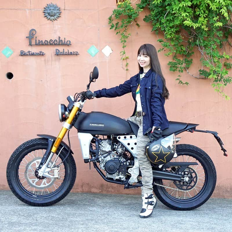 ちぱるさんのインスタグラム写真 - (ちぱるInstagram)「. GOGGLE本誌の撮影も終わりまして、 . 今回はイタリアのバイクでイタリアンレストランに行き イタリアのお菓子作りにチャレンジしてきました♪ . 6月24日発売の GOGGLE8月号にてどうぞよろしくお願いします！ヽ(´ー`)ﾉ🇮🇹 . . . #リストランテドルチオーレフィノッキオ #PANDOMOTO #パンドモト #FlatTrack125 #フラットトラック125 #FlatTrack #フラットトラック #Fantic #ファンティック #AraiHelmet #アライヘルメット #ClassicMOD #クラシックモッド #MaxFritz #マックスフリッツ #GAERNE #ガエルネ #ToughGear #タフギア」6月14日 22時37分 - chiparu125